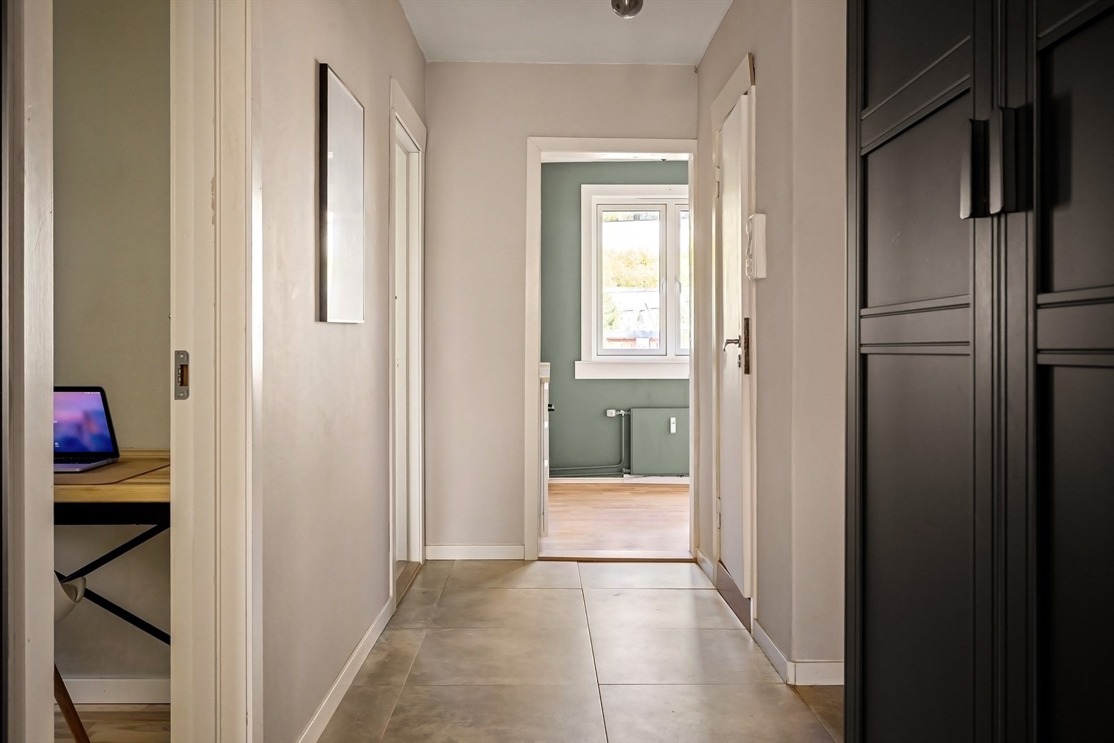 Entréen har flislagt gulv som sørger for ekstra beskyttelse mot vått skotøy Galleribilde