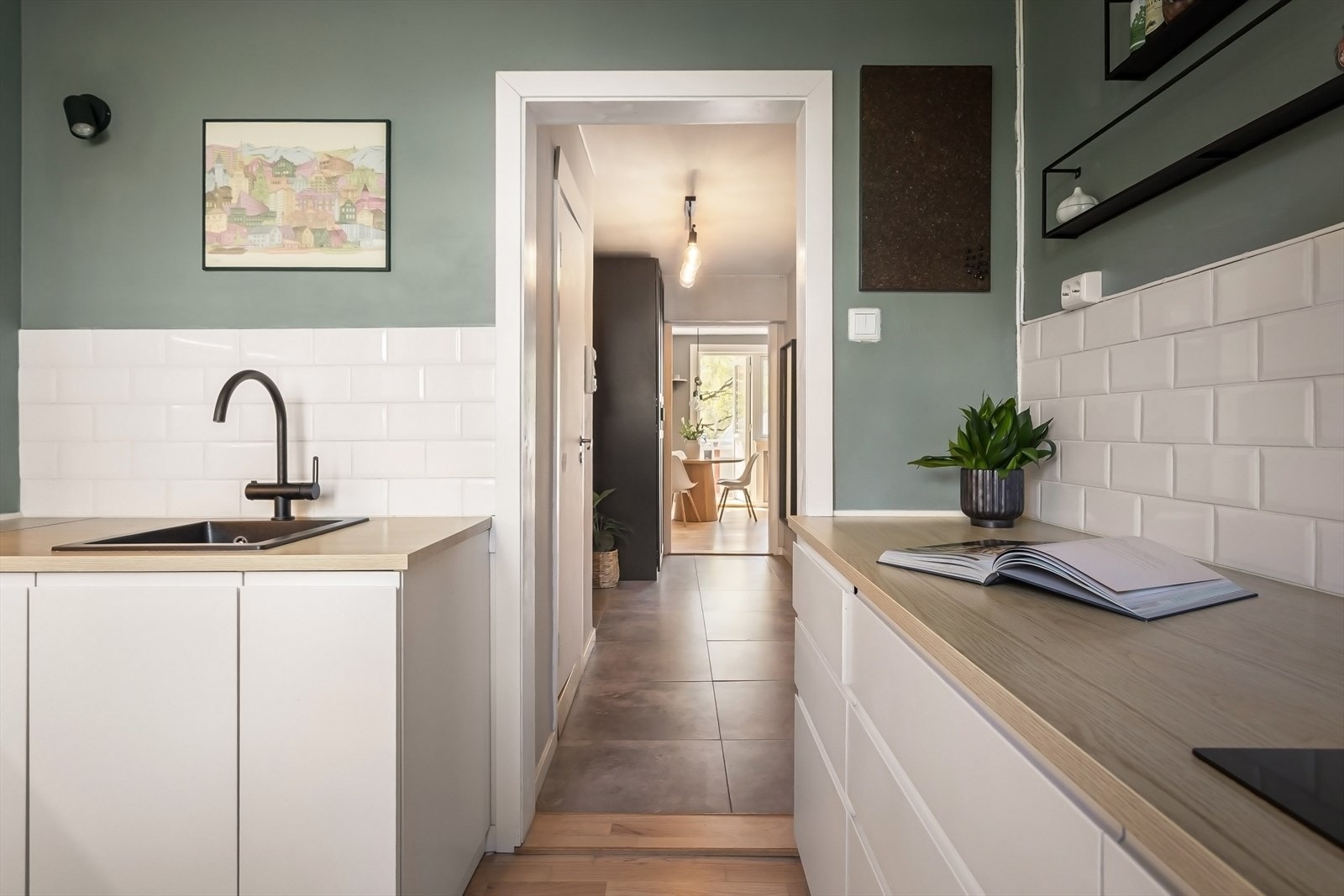 Leiligheten er gjennomgående og godt naturlig belyst Galleribilde