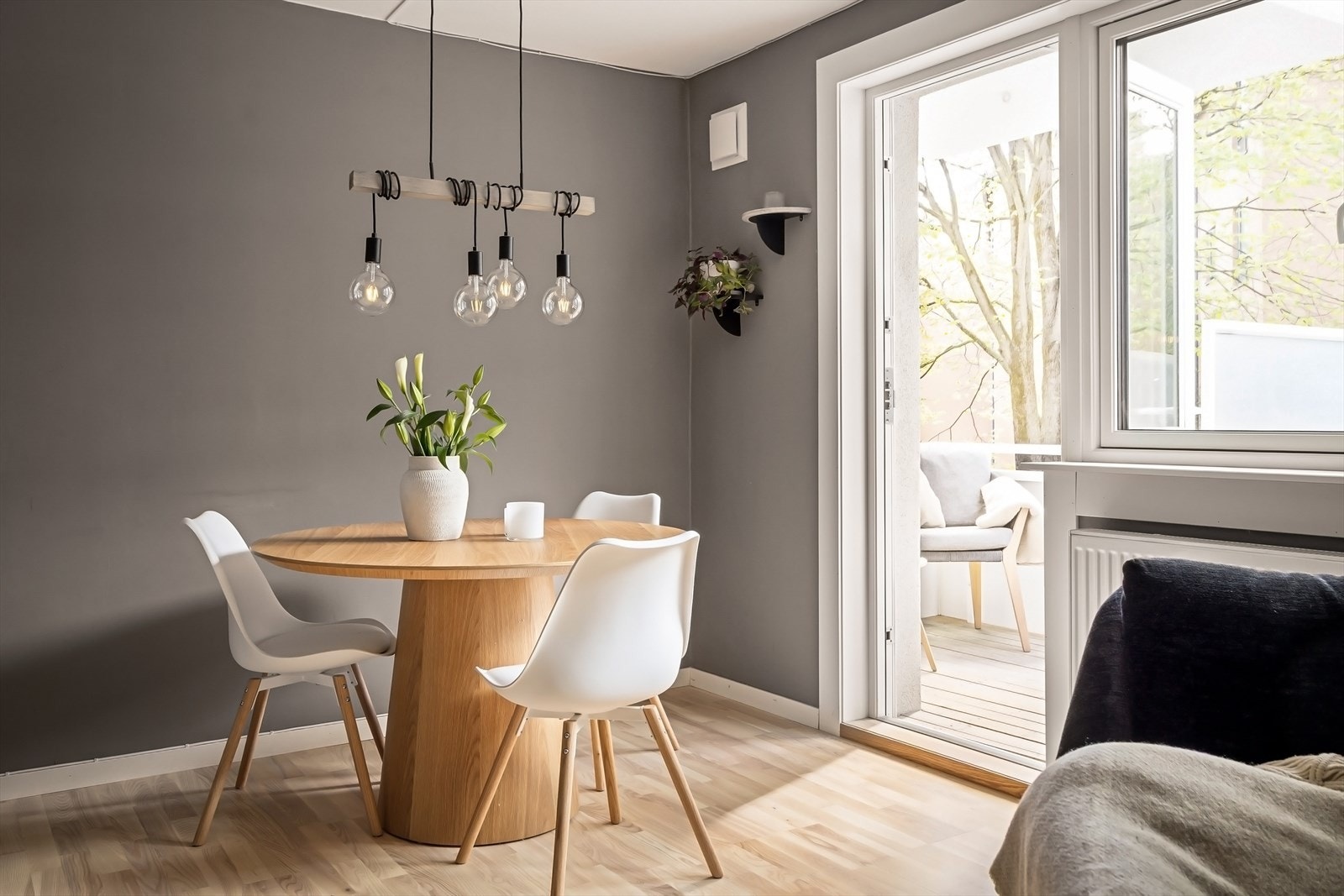 Fra stuen er det adkomst til leilighetens sydvestvendte balkong Galleribilde