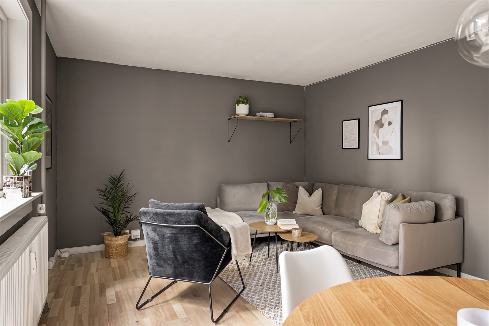 Stuen er romslig og egner seg godt for innredning i flere soner Galleribilde