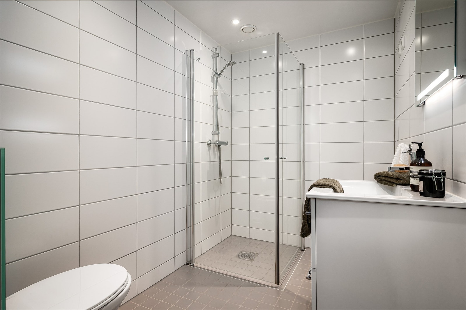 Fint og flislagt bad med gulvvarme. Galleribilde