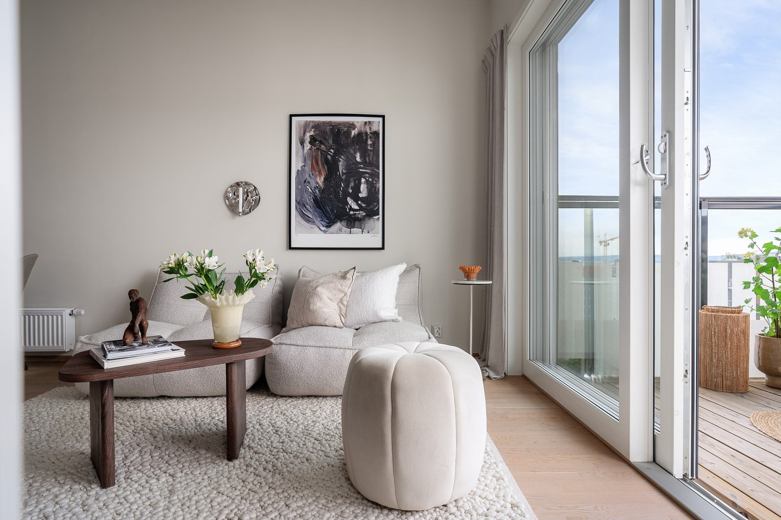 Lys og luftig stue med store vindusflater og utgang til balkong. Galleribilde