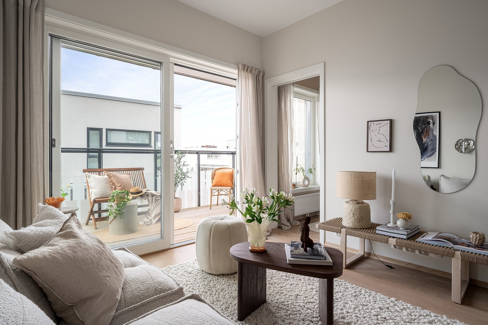 Boligen er tilknyttet Telenor som leverandør av kabel-tv og internett via fiber. Internett 500 mbit opp/ned og TV/T-We med 120 poeng til bruk på kanaler eller strømmetjenester er inkludert. Galleribilde