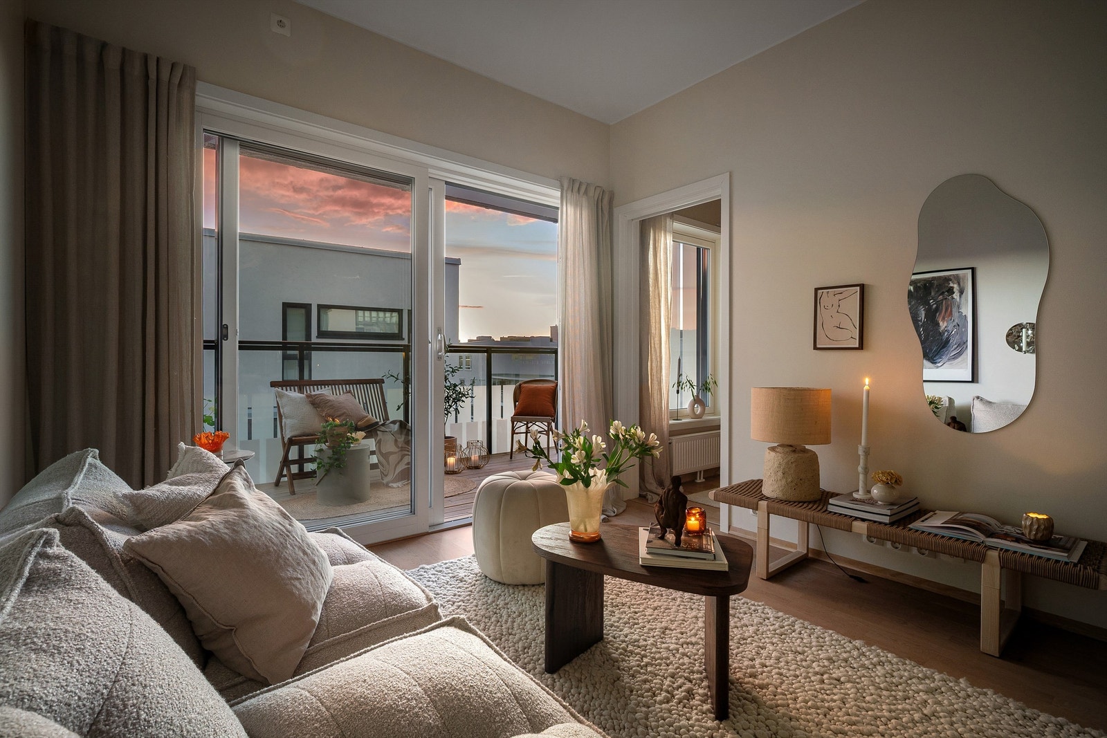 Her bor du i et eget "sentrum" med alt du trenger. God tilgang på kollektivtransport, restauranter, afterwork samt flotte turområder. Galleribilde