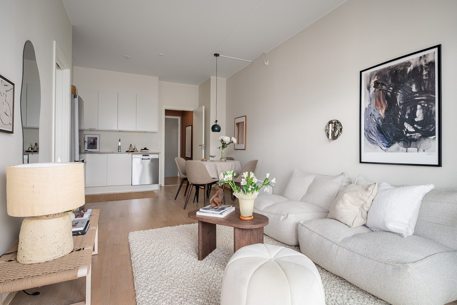 Åpen og sosial løsning mellom kjøkken og stue - perfekt for hverdagsliv og gjester. Galleribilde