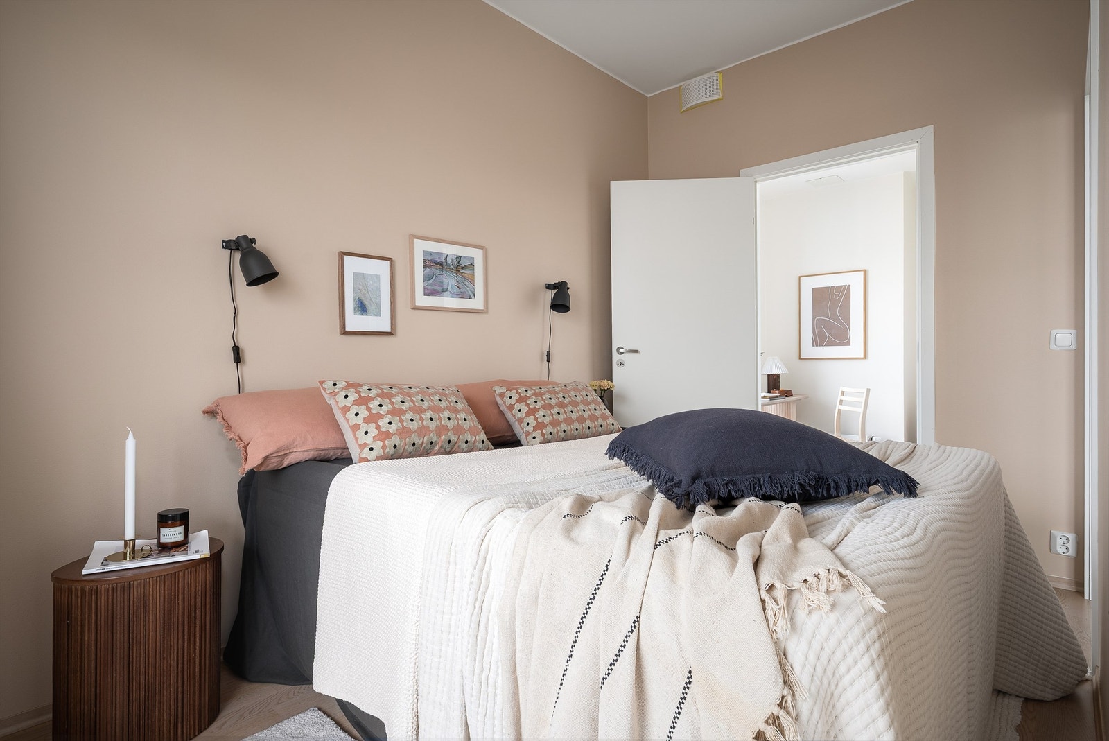 Inngang til garderobe eller arbeidsrom. Perfekt til f. eks hjemmekontor. Galleribilde