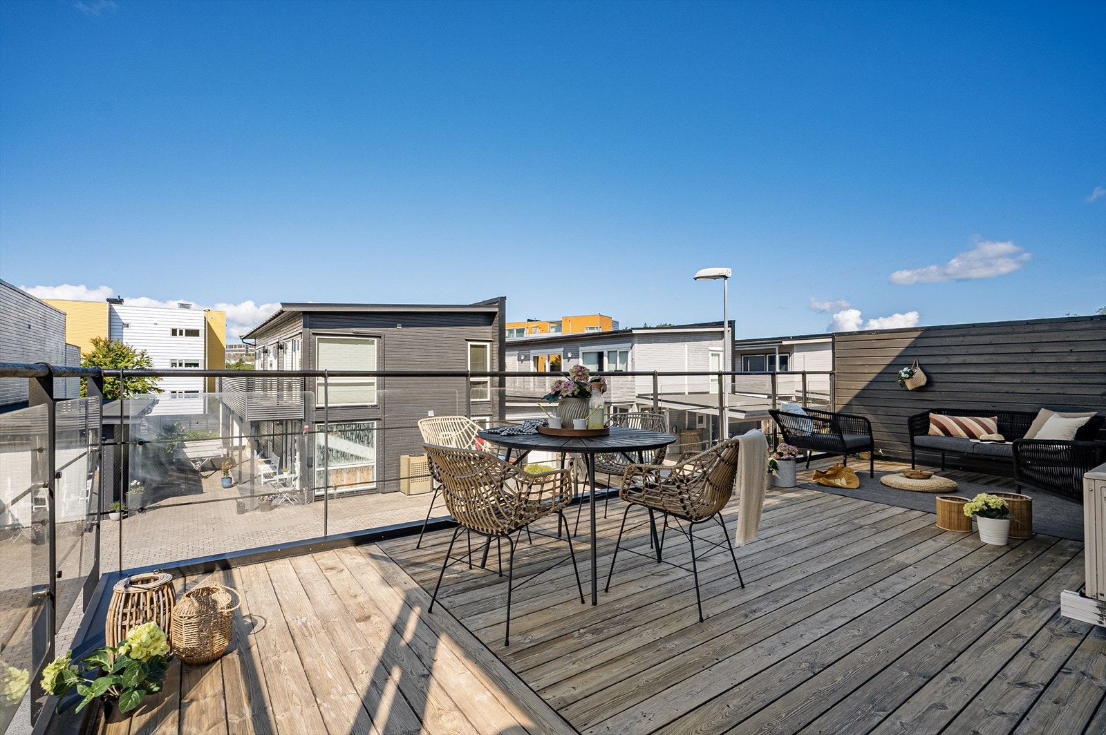Stor terrasse med god plass til flere sittegrupper og grill. Galleribilde