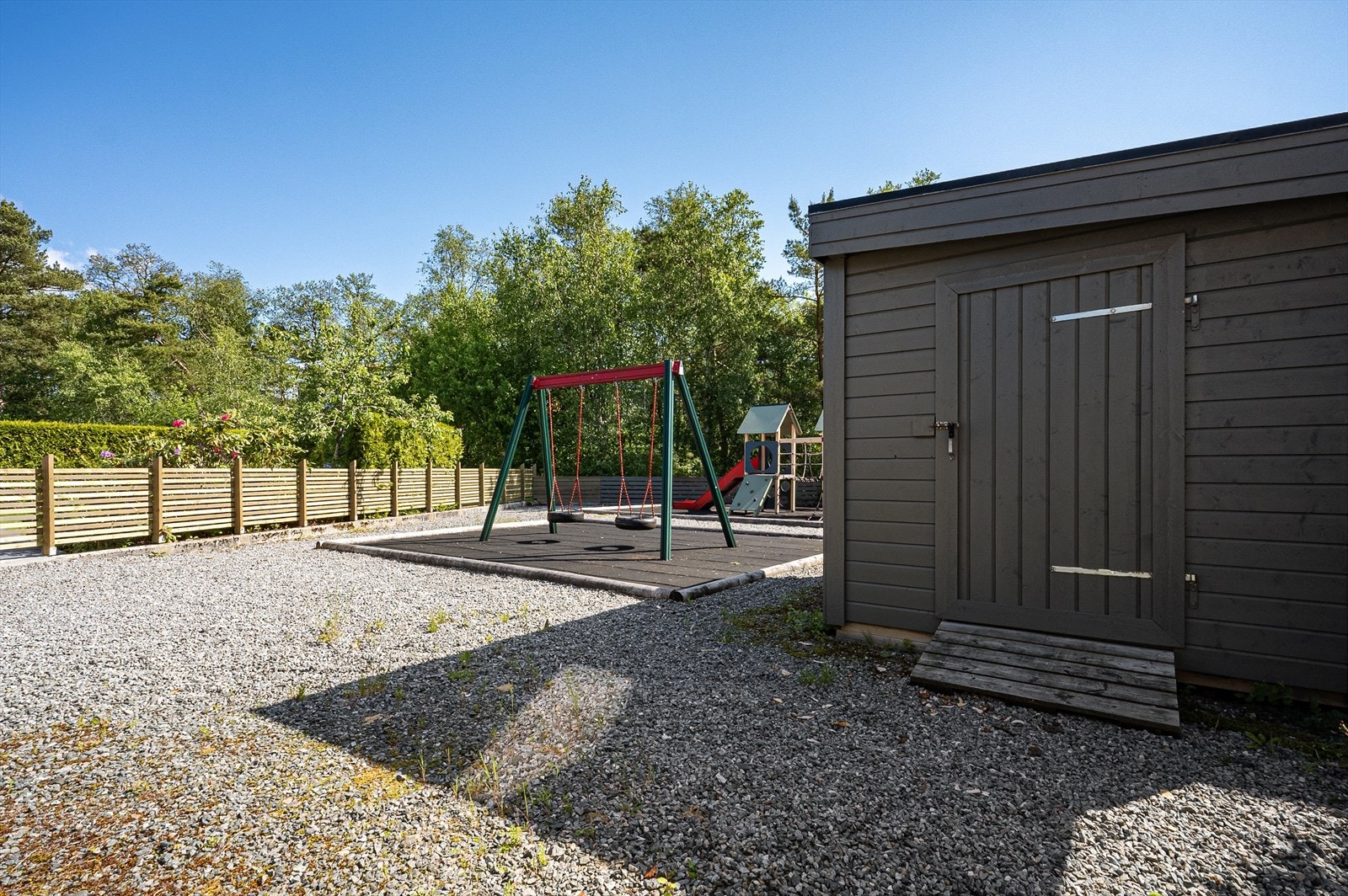 Lekeplass for de yngste like ved. Galleribilde
