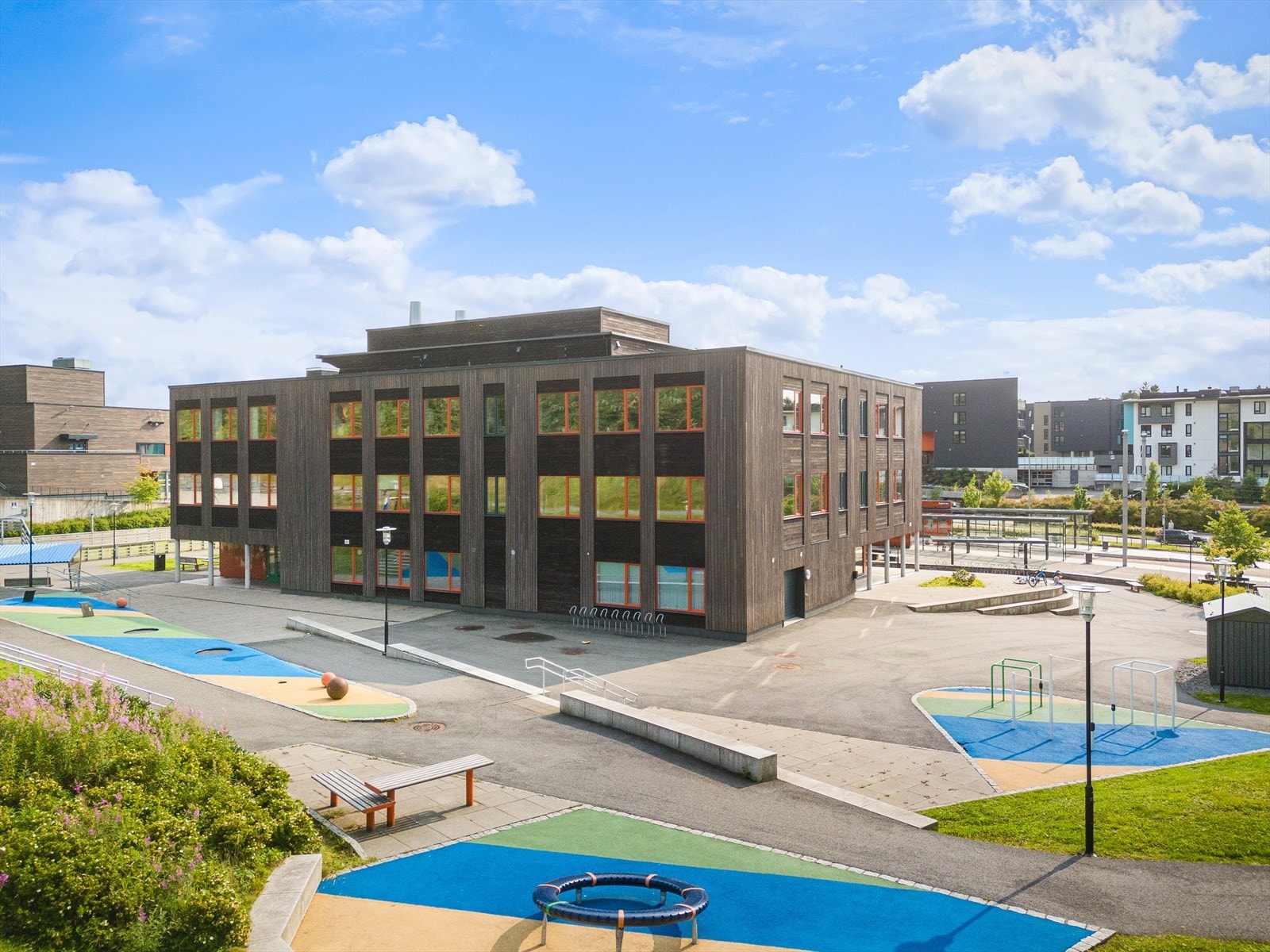 Zinken hopp skole (5-7 klasse) og Zinken hopp idrettshall. Galleribilde