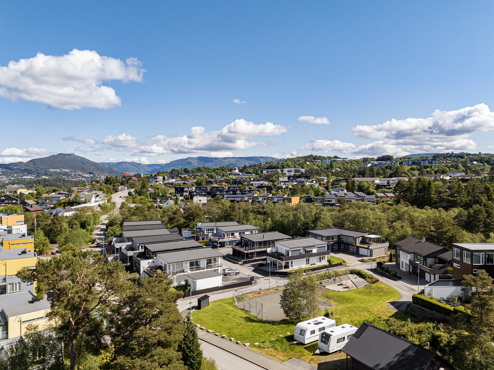 Nærområdet er velutviklet og byr bl.a. på kunstgressbane i Harald Sæveruds vei, idrettsanlegg ved Fana stadion, Bergens flotteste golfbane, samt mange gode turmuligheter rundt Siljustølen, Stendafjellet og Smøråsfjellet. Galleribilde