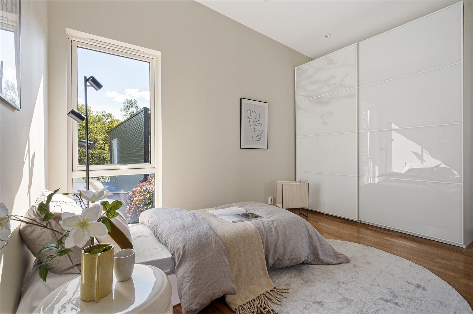 Rommet har god plass til stor seng, nattbord og annet ønsket møblement. Det er innredet med et stort garderobeskap. Galleribilde