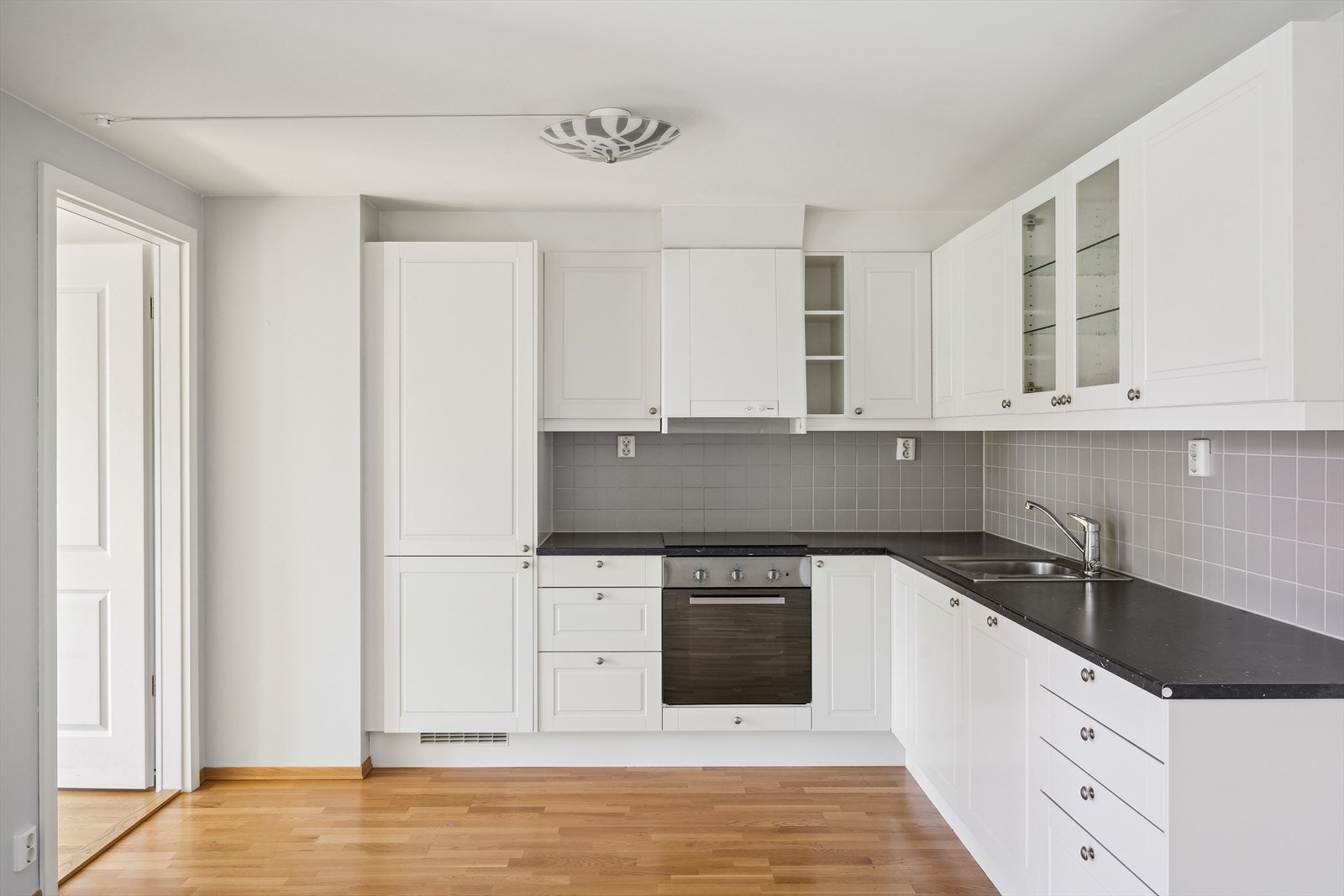 Pent kjøkken med integrerte hvitevarer Galleribilde