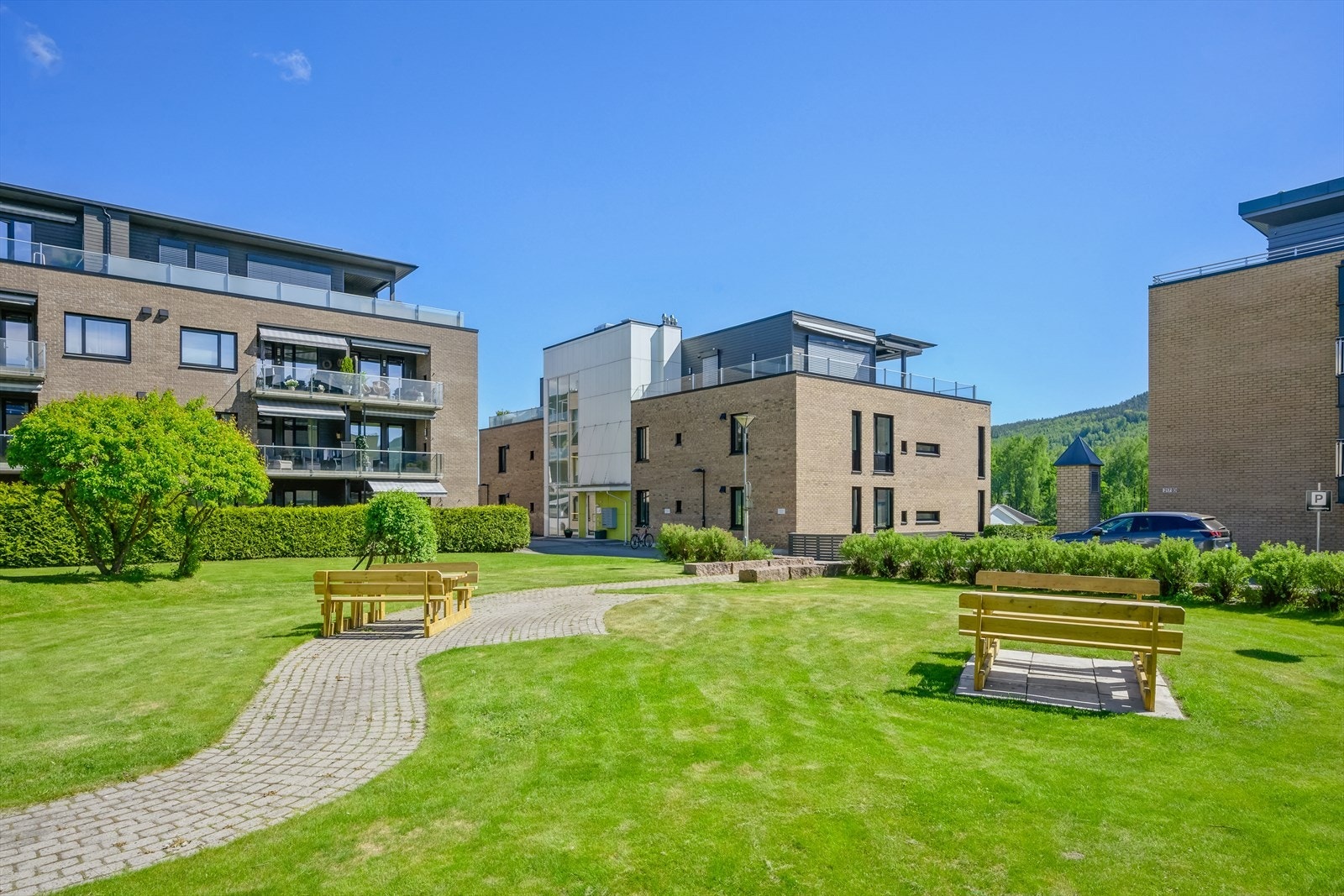 Tomten til borettslaget er meget pent opparbeidet! Galleribilde