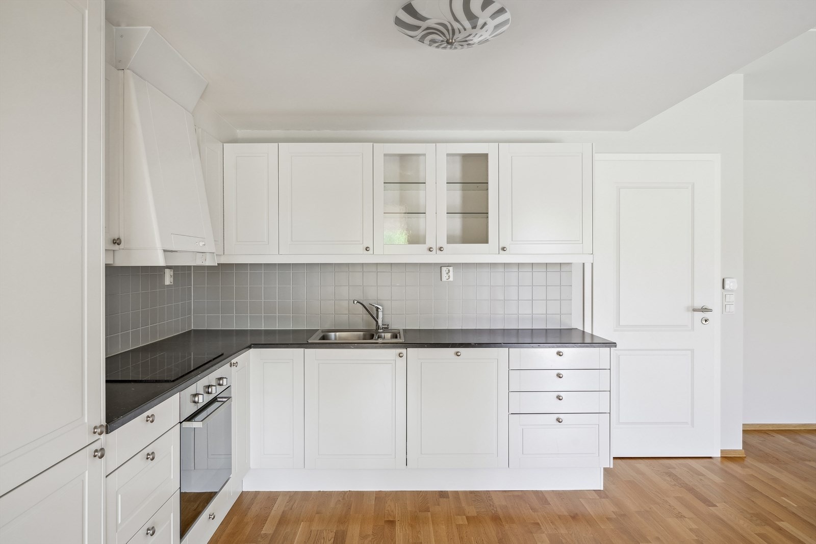 Kjøkkenet har god skap-og benkeplass Galleribilde