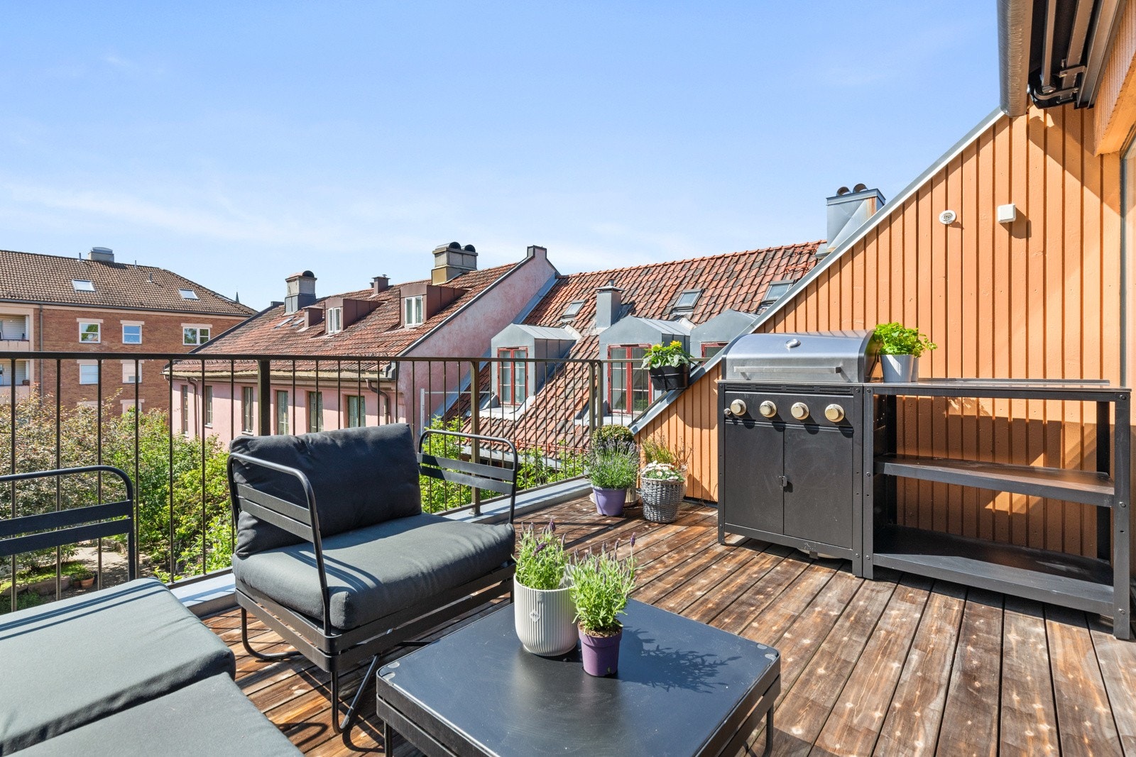 Her er det god plass til stor sittegruppe og grill. Galleribilde