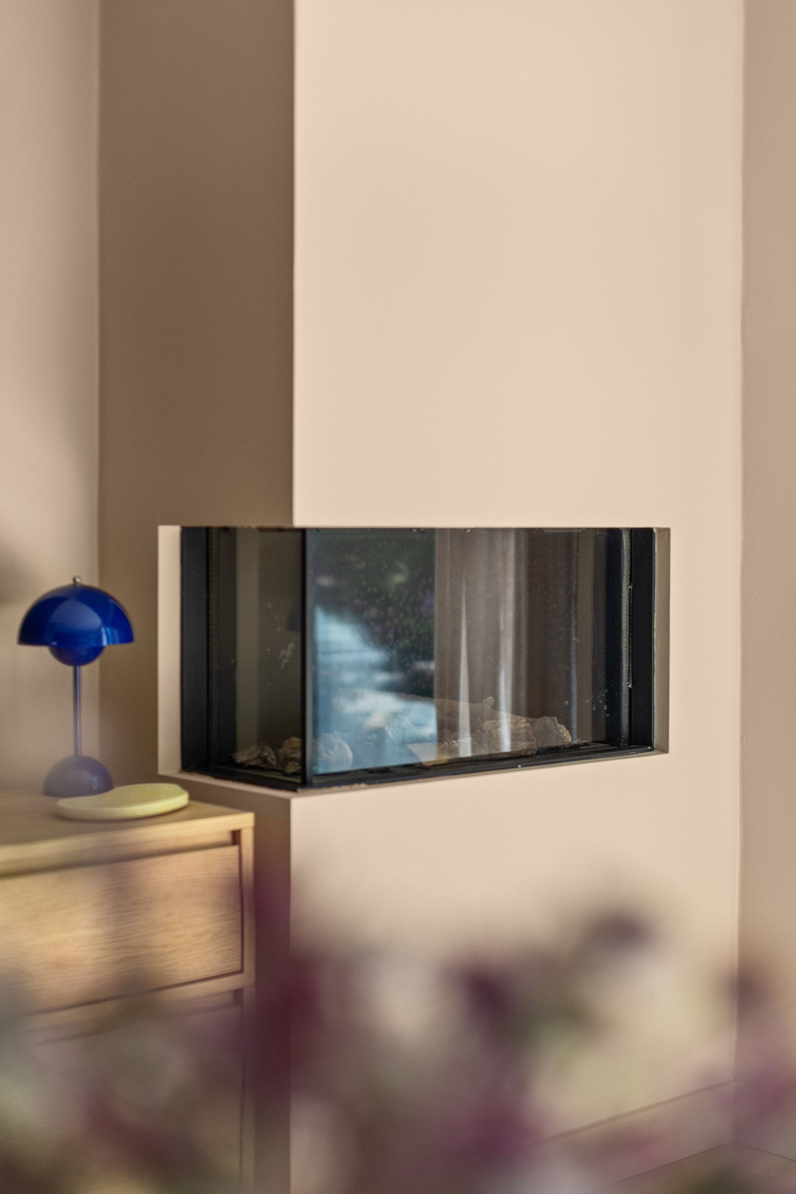 I hjertet av rommet er det plassert en lekker peis som varmer godt på vinteren. Galleribilde