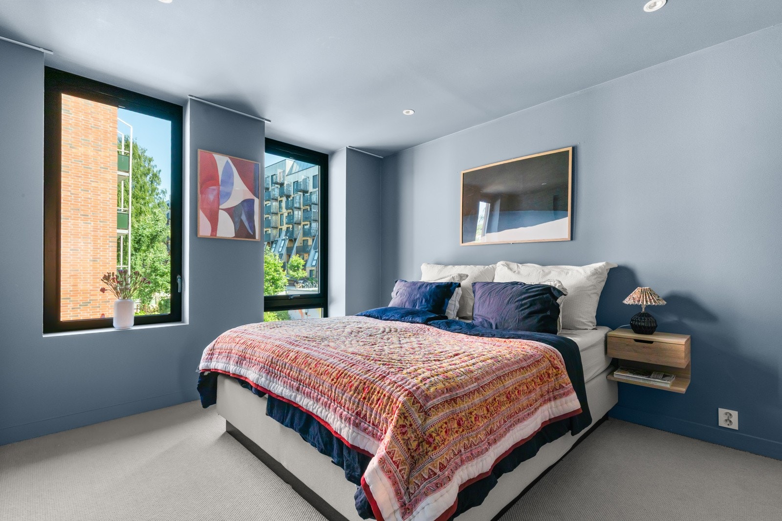 Hovedsoverommet er av god størrelse med god plass til stor dobbeltseng og tilhørende møblement. Galleribilde