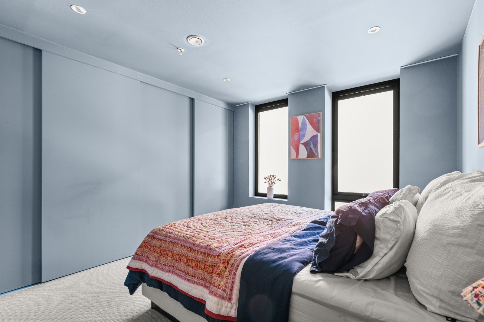 Langs den ene langveggen er det etablert en plassbygd skyvedørsgarderobe. Galleribilde