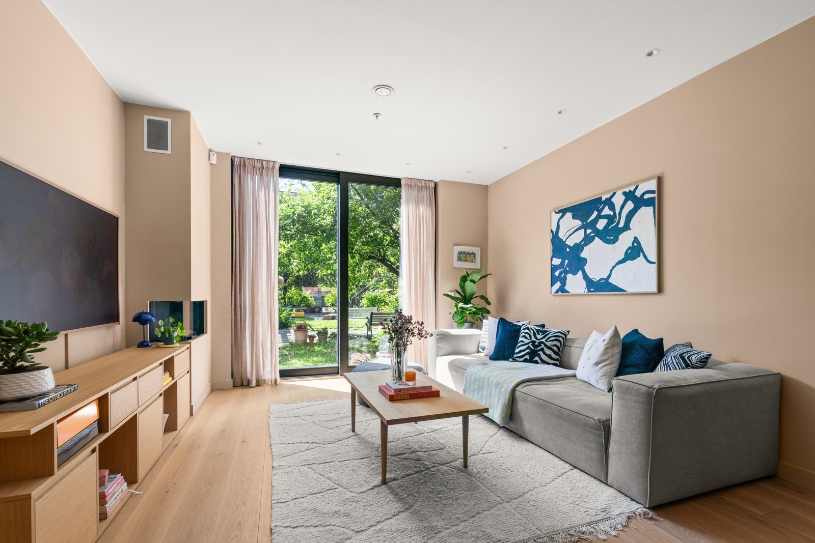 Et moderne og påkostet townhouse fra 2018 i byens mest spennende nabolag på Grünerløkka. Galleribilde