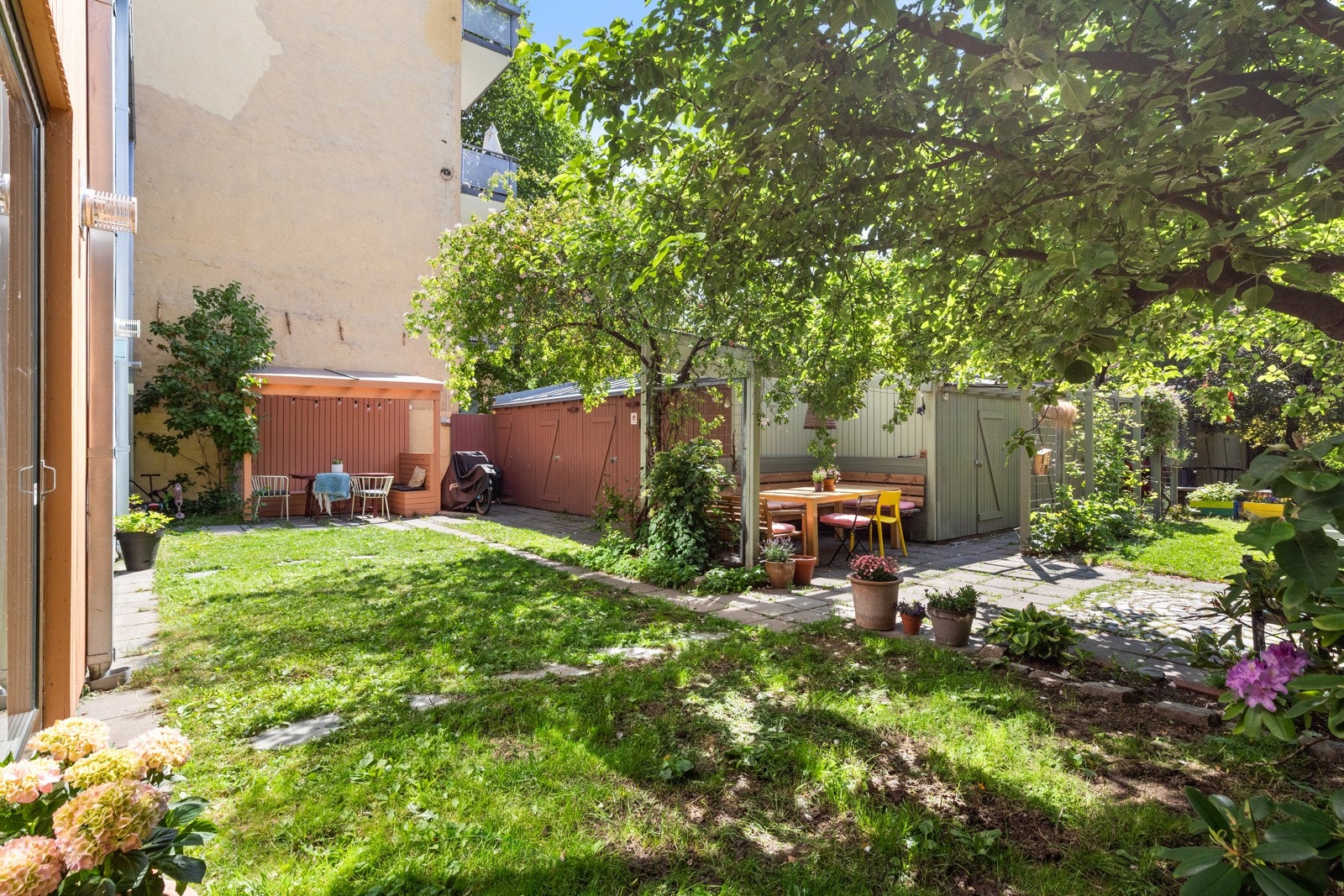 Fra stuen er det direkte utgang til felleshage i sameiet. Helt unikt i hjerte av løkka. Galleribilde