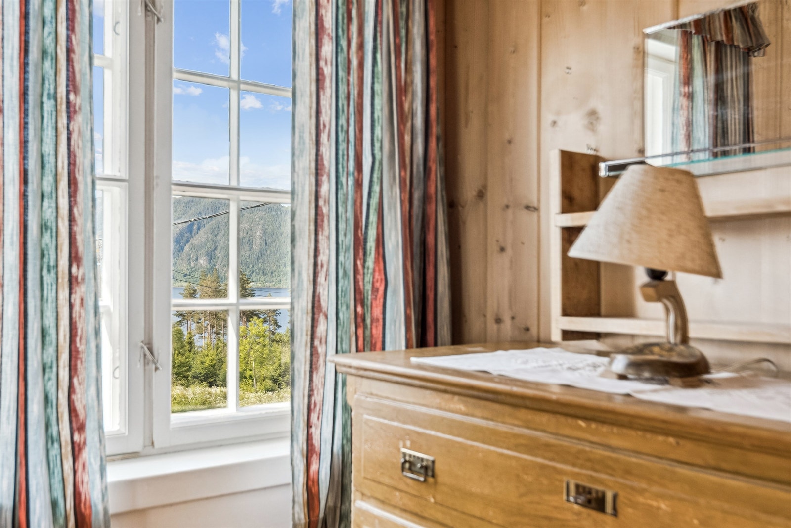 Soverom og vindu med utsikt Galleribilde