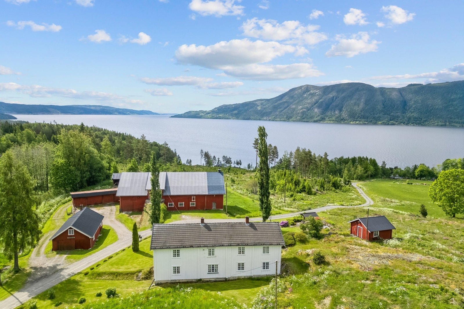 Gårdstunet mot sør og Mjøsutsikt Galleribilde