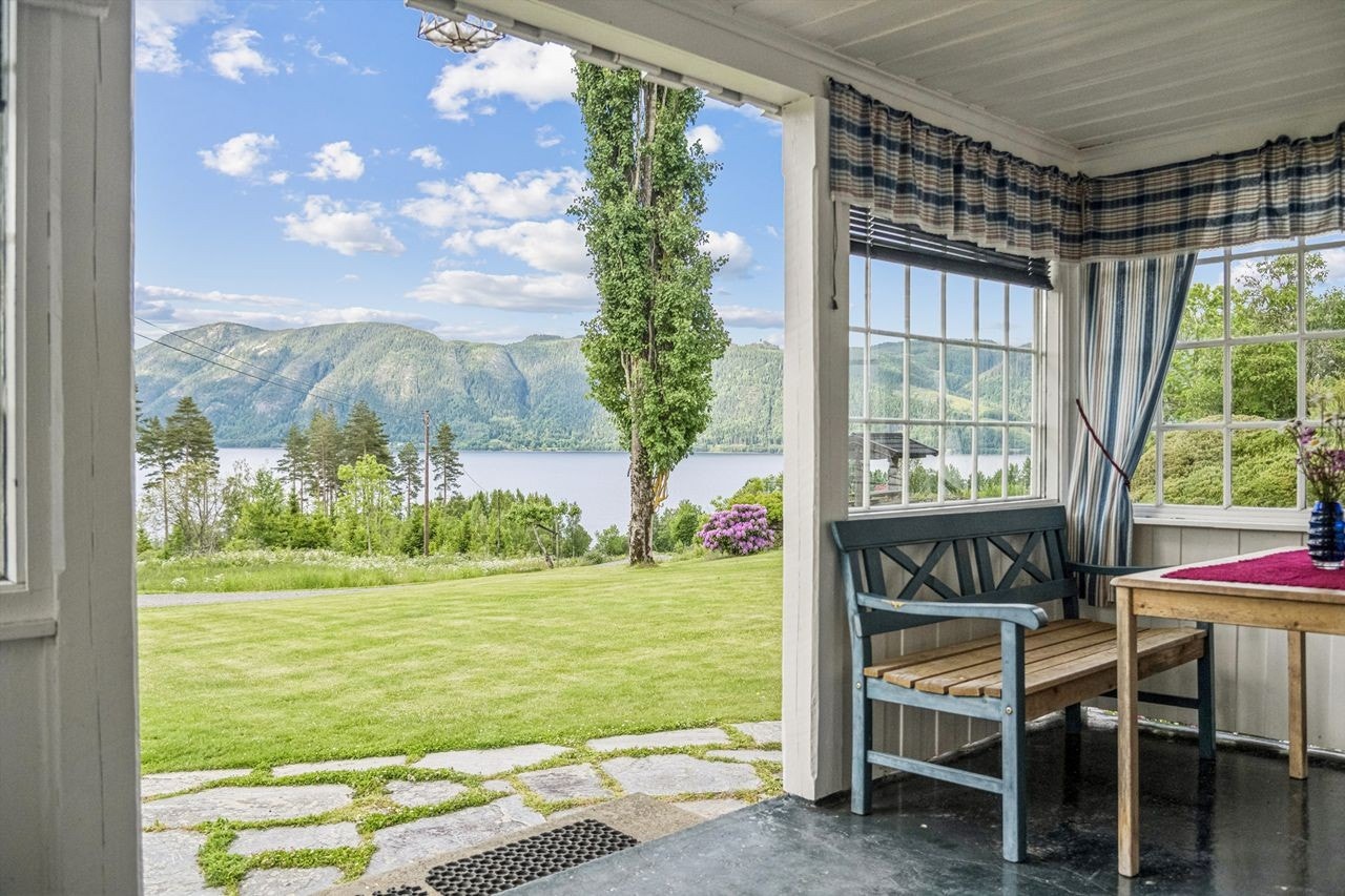 Utsikt fra overbygd inngangsparti våningshus Galleribilde