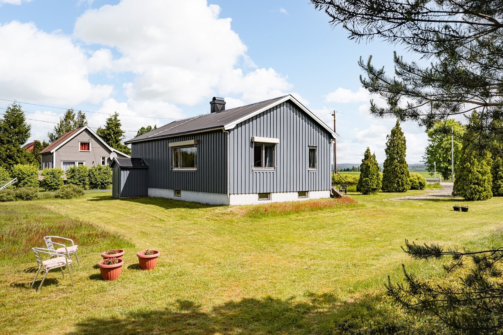 Eiendommen "Solstad" har et areal på ca. 1 489m², og er bebygd med en enebolig fra 1960 samt et uthus fra ukjent årstall. Galleribilde