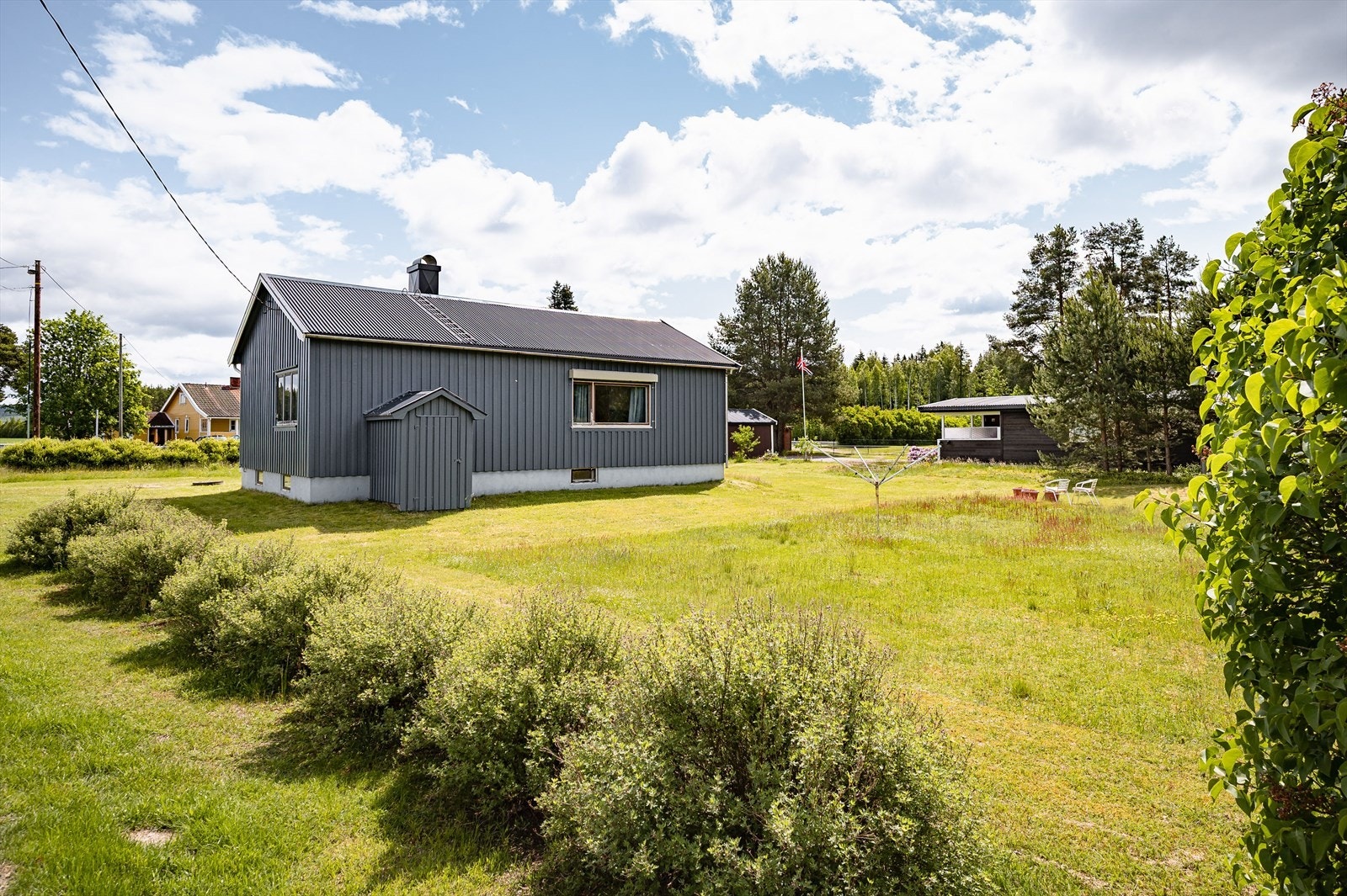 Til kommunesentrum Kirkenær er det ca. 5 km. Her finner du matbutikker, post-i-butikk, butikker, treningssenter, kommuneadministrasjon m.m. Bussholdeplassen Mo ligger kun ca. 1 minutts gange fra eiendommen og har 3 ulike busslinjer (105, 769 og 770). Galleribilde