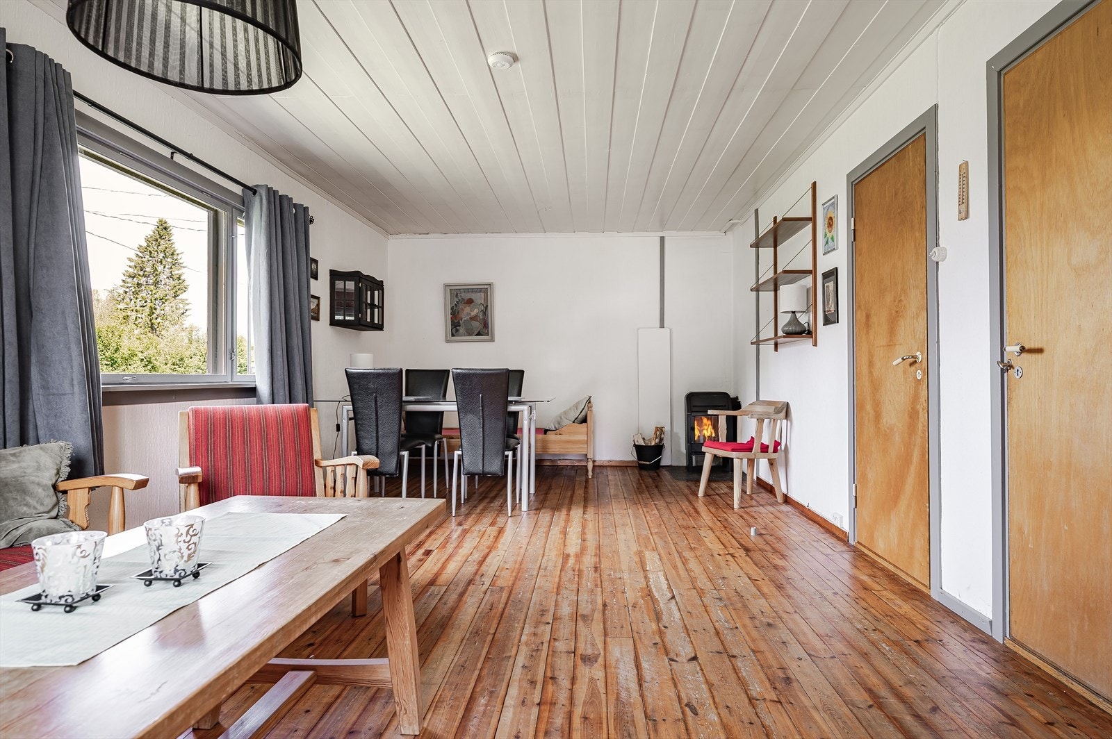 Stuen er romslig med god plass til både sofagruppe med salongbord og et spisebord. Galleribilde