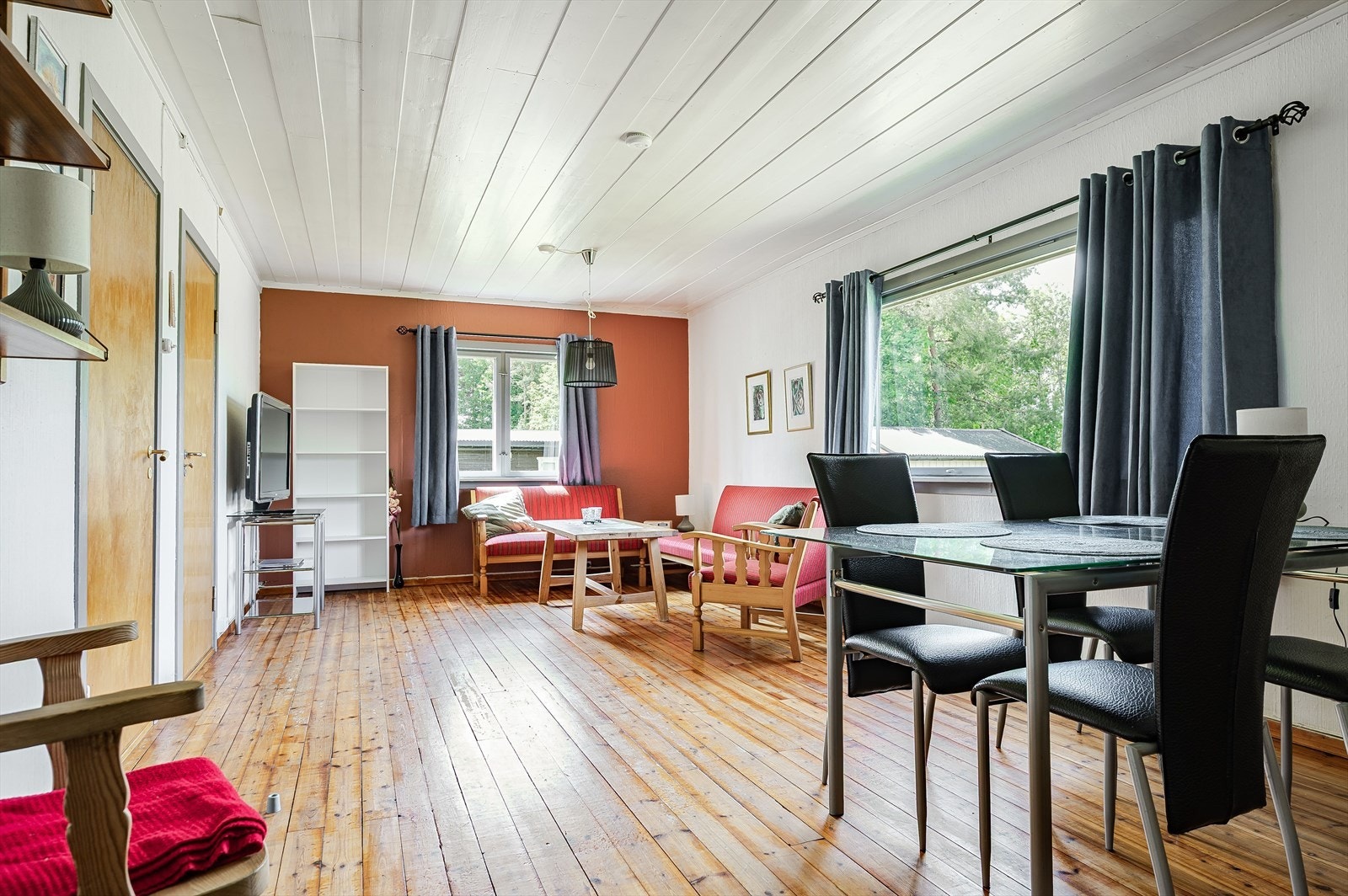 Stuen er det naturlige oppholdsrommet i boligen, og er et lyst og koselig rom av god størrelse. Boligen selges fullt møblert. Galleribilde