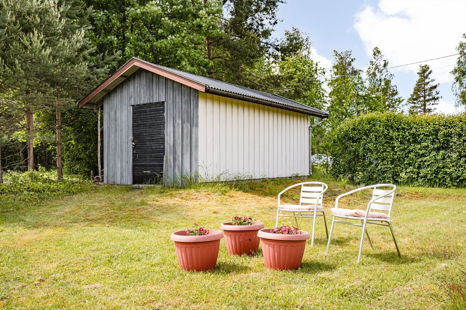 Uthus på 16m² med enkel standard. Noe etterslep på vedlikehold. Galleribilde