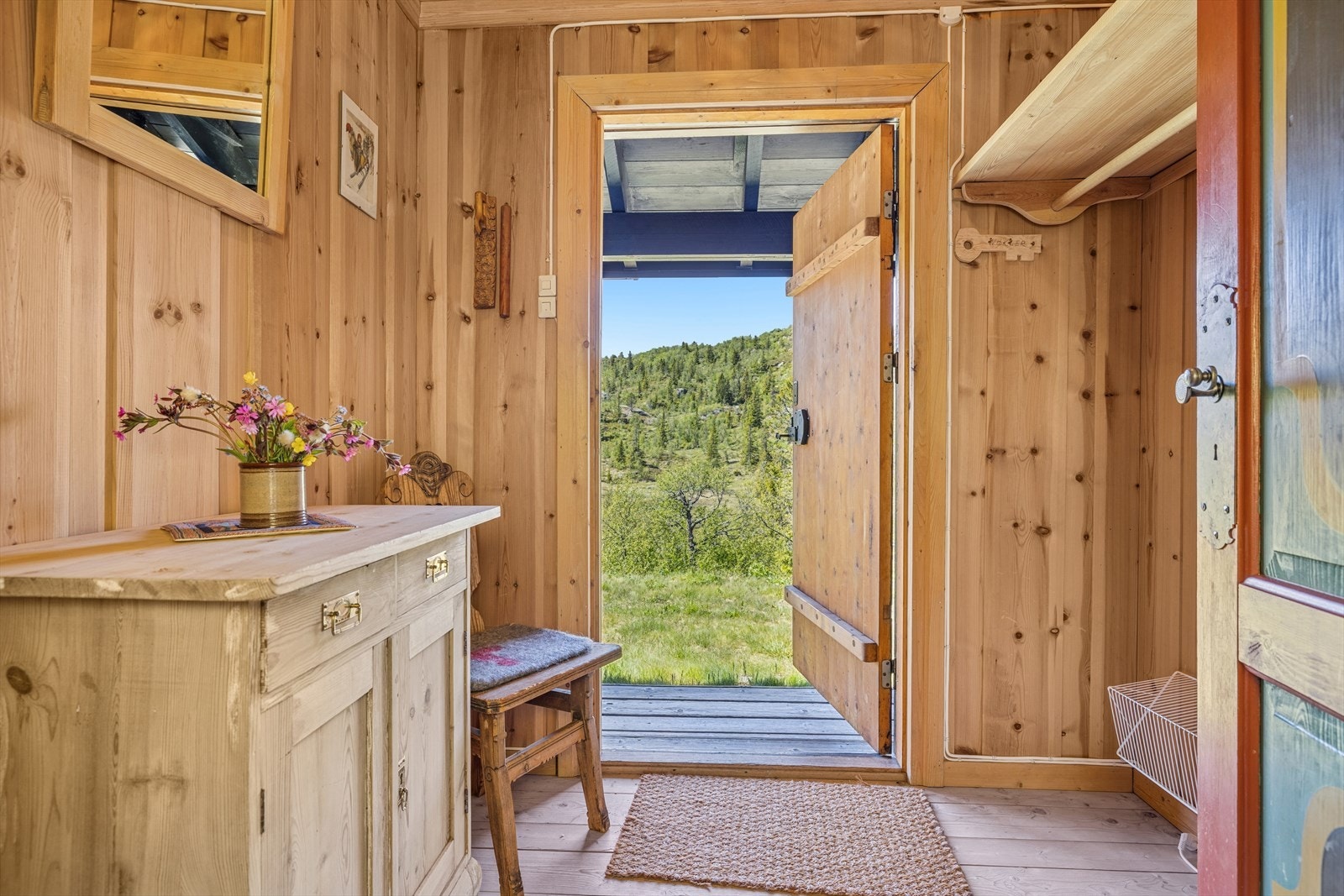 Hyggelig entré med plass til å henge fra seg yttertøy og sko. Den originale ytterdøren fra byggeåret tilfører karakter og gir et varmt førsteintrykk. Galleribilde