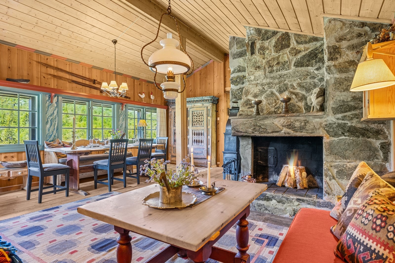 Hytta ble opprinnelig oppført i 1978, og gjennomgikk en betydelig oppgradering og utvidelse i 2002 med et tilbygg i laftet tømmer. Den gjennomtenkte planløsningen gir en naturlig inndeling i to soner - ideell for storfamilien eller for flere generasjoner Galleribilde