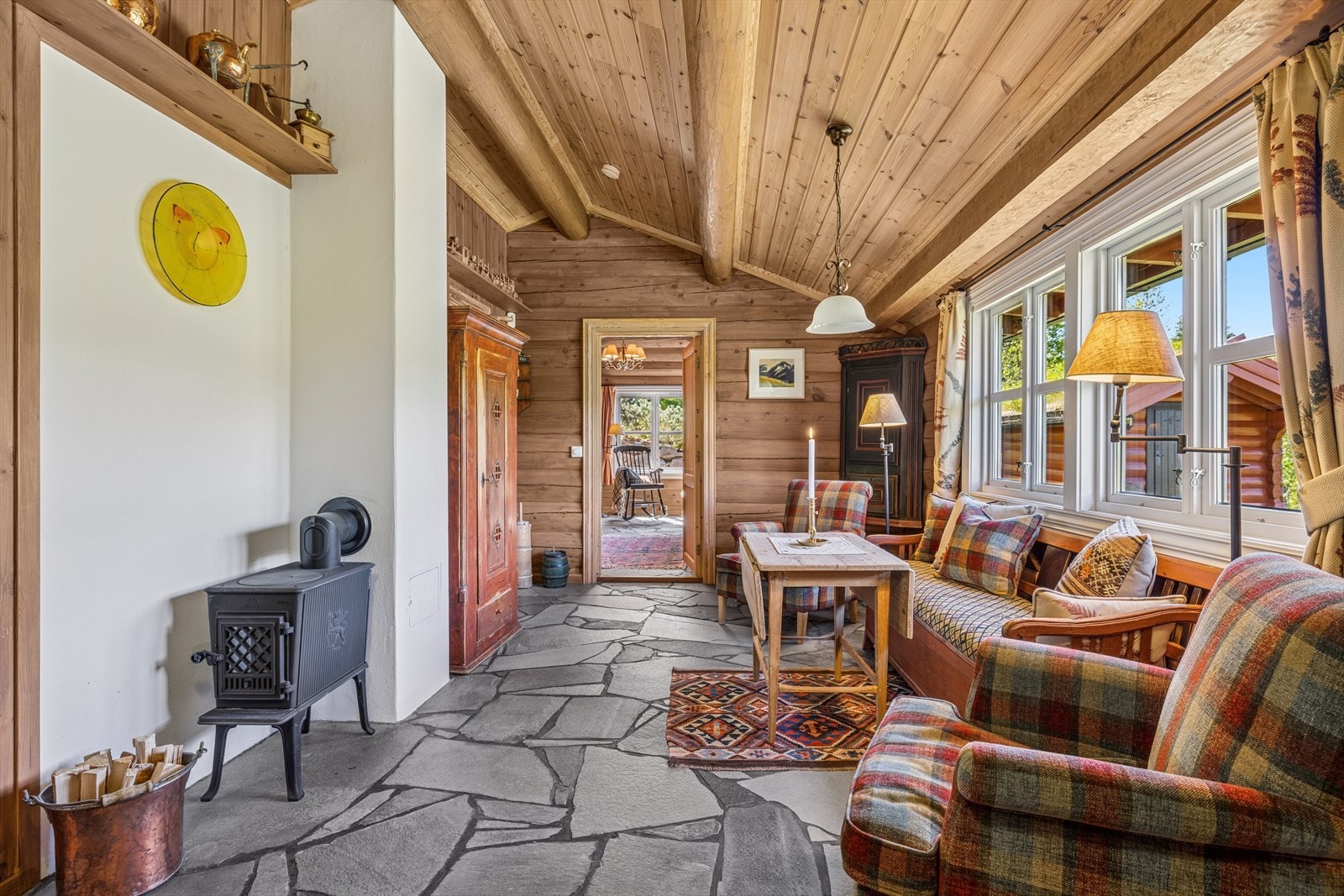 Stuen i den nyere delen av hytta oser av ekte fjellhyttefølelse, med laftede tømmervegger og en varm, rustikk atmosfære. Her får du en idyllisk ramme for late dager, peiskos og gode samtaler. Galleribilde