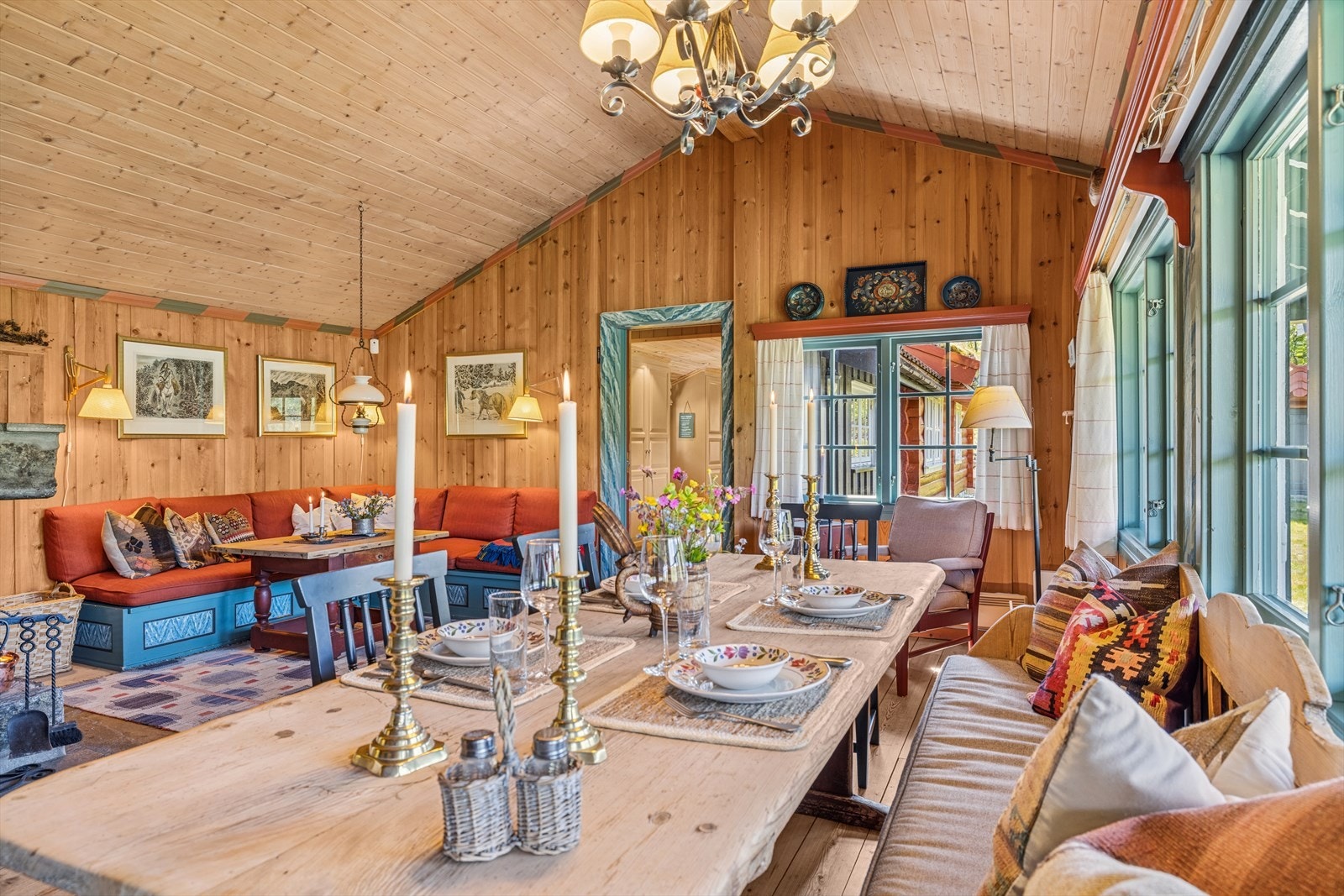 Videre inn i hytta møtes du av en gjennomtenkt planløsning med soveromsavdeling og bad til venstre, og kjøkken og stue til høyre. Inndelingen gir en naturlig og god flyt i hytta, og sørger for at de ulike sonene er fint adskilt. Galleribilde