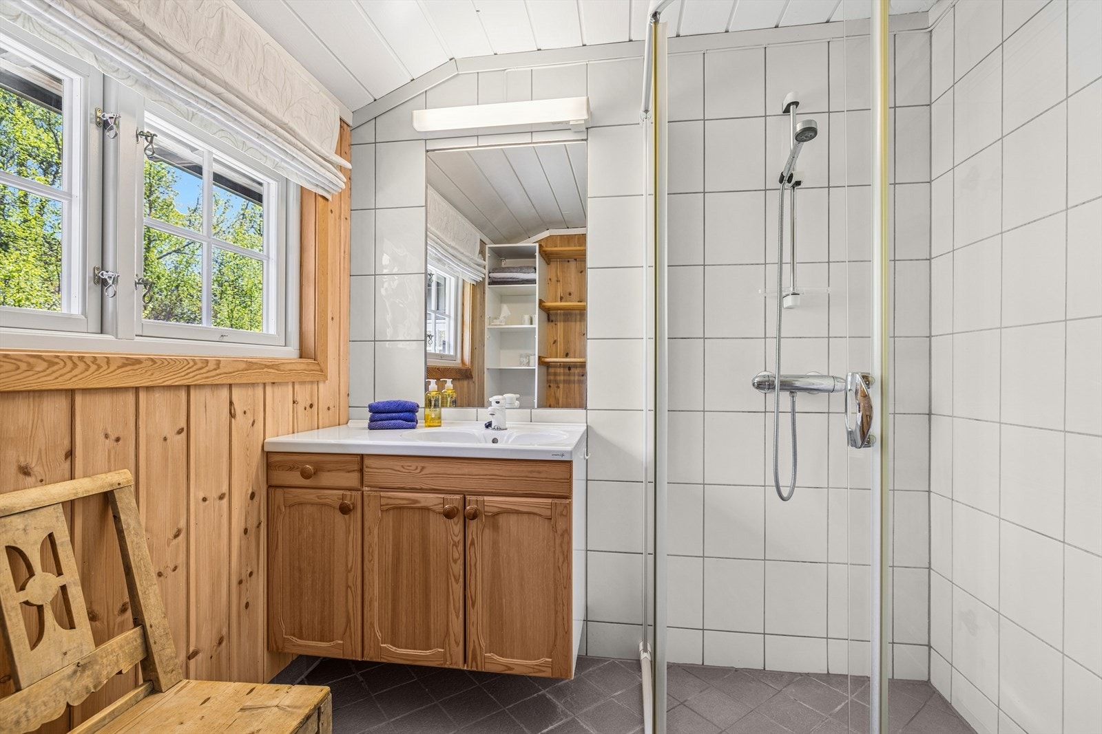 Hytta har to gode baderom - ett i den opprinnelige delen og ett i nyere tilbygg - samt to separate toalettrom. Galleribilde