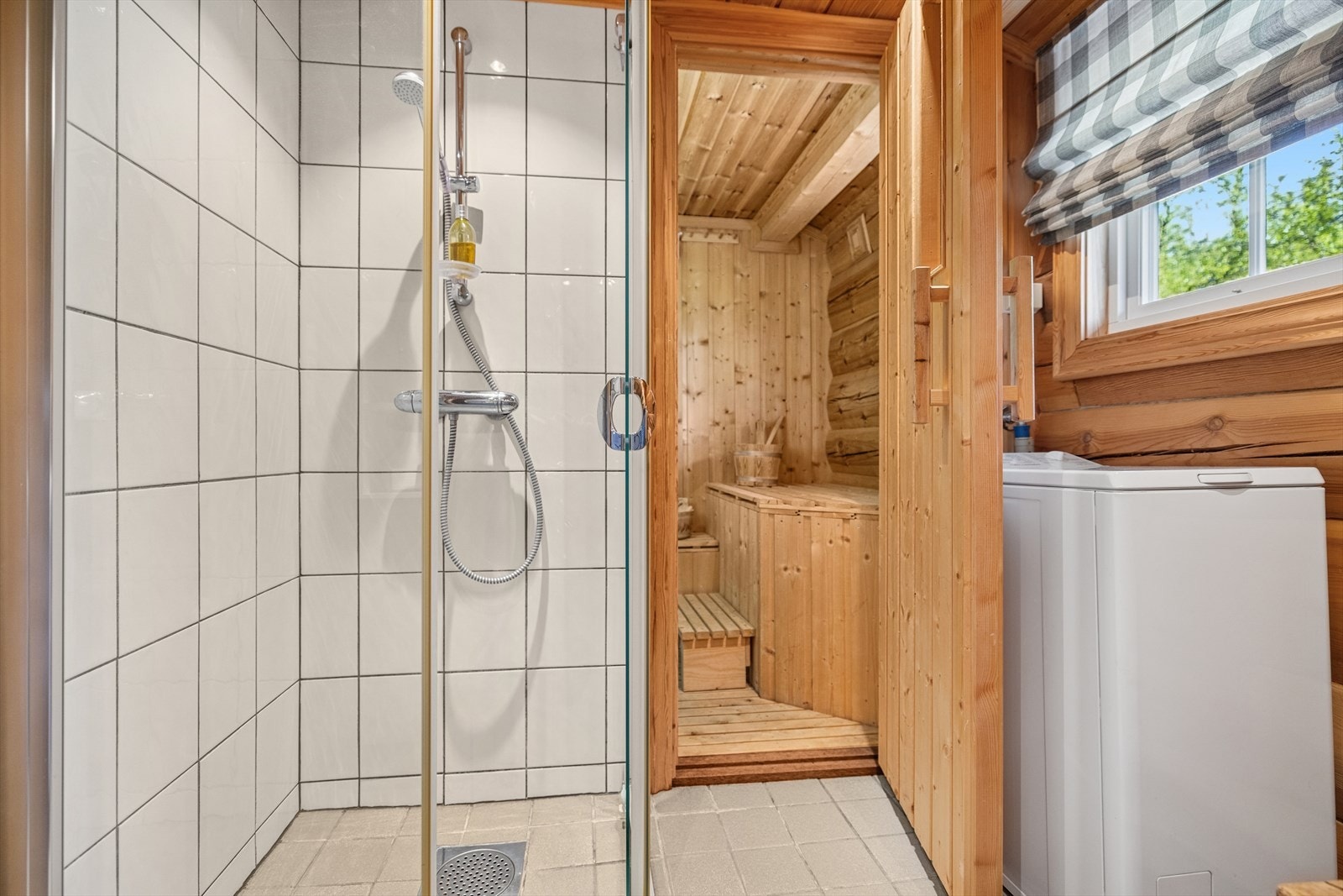 Herfra er det også adkomst til en innbydende badstue - perfekt etter en lang dag ute. Galleribilde