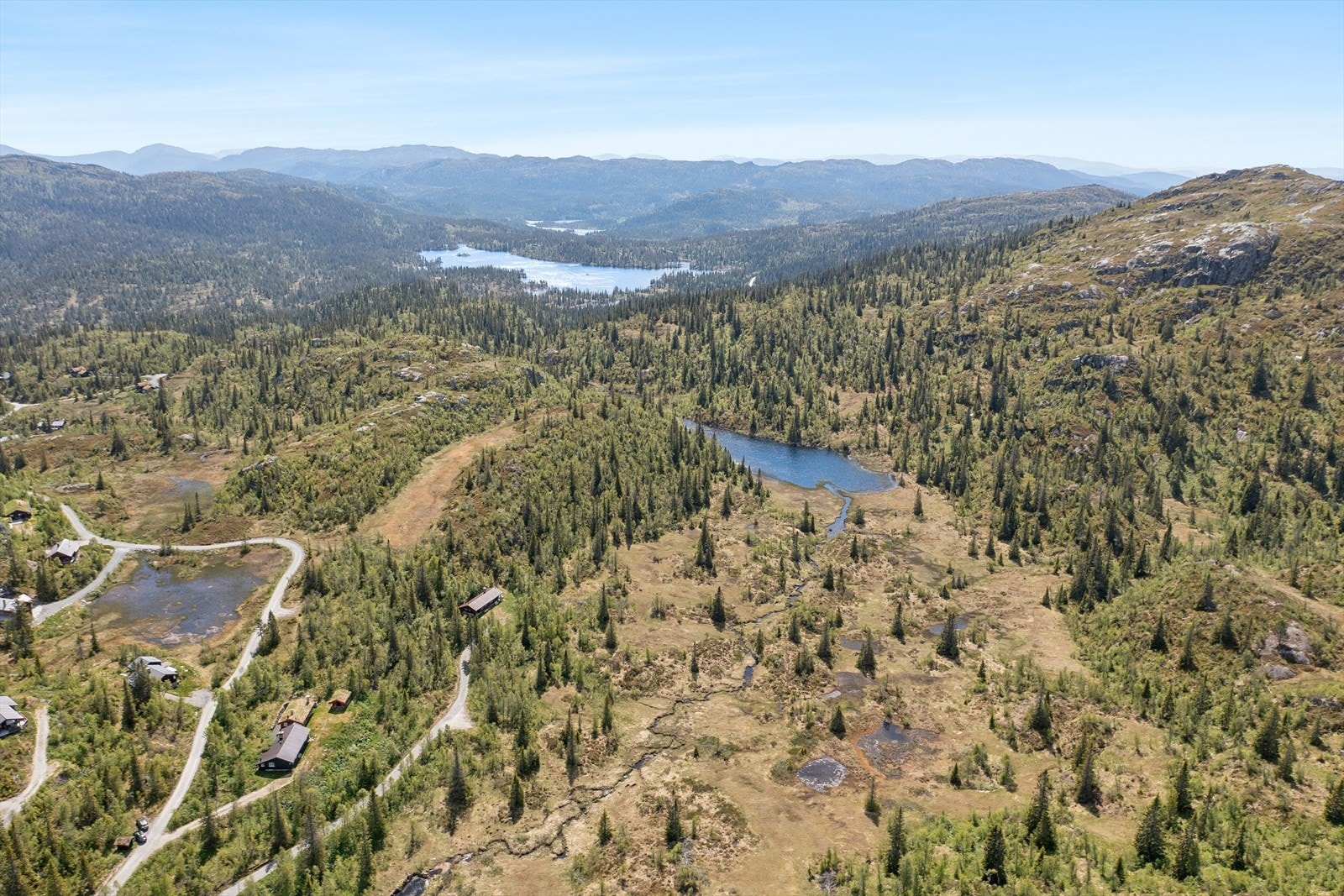 Med en stor tomt på hele 2077 kvm har du flere lune uteplasser gjør det mulig å nyte både sol og le gjennom hele dagen. Her finner både store og små fine områder for lek, avslapning og uforstyrret hytteliv. Galleribilde