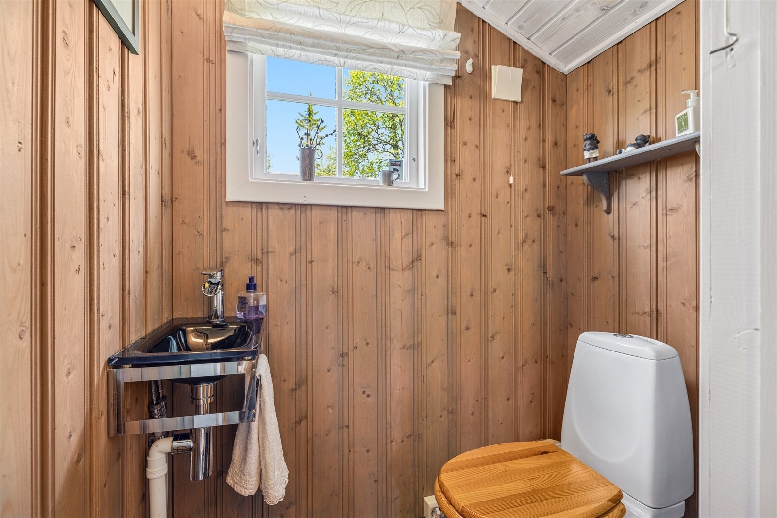 Hytta har i tillegg to separate toalettrom - ett i hver del av hytta. Galleribilde