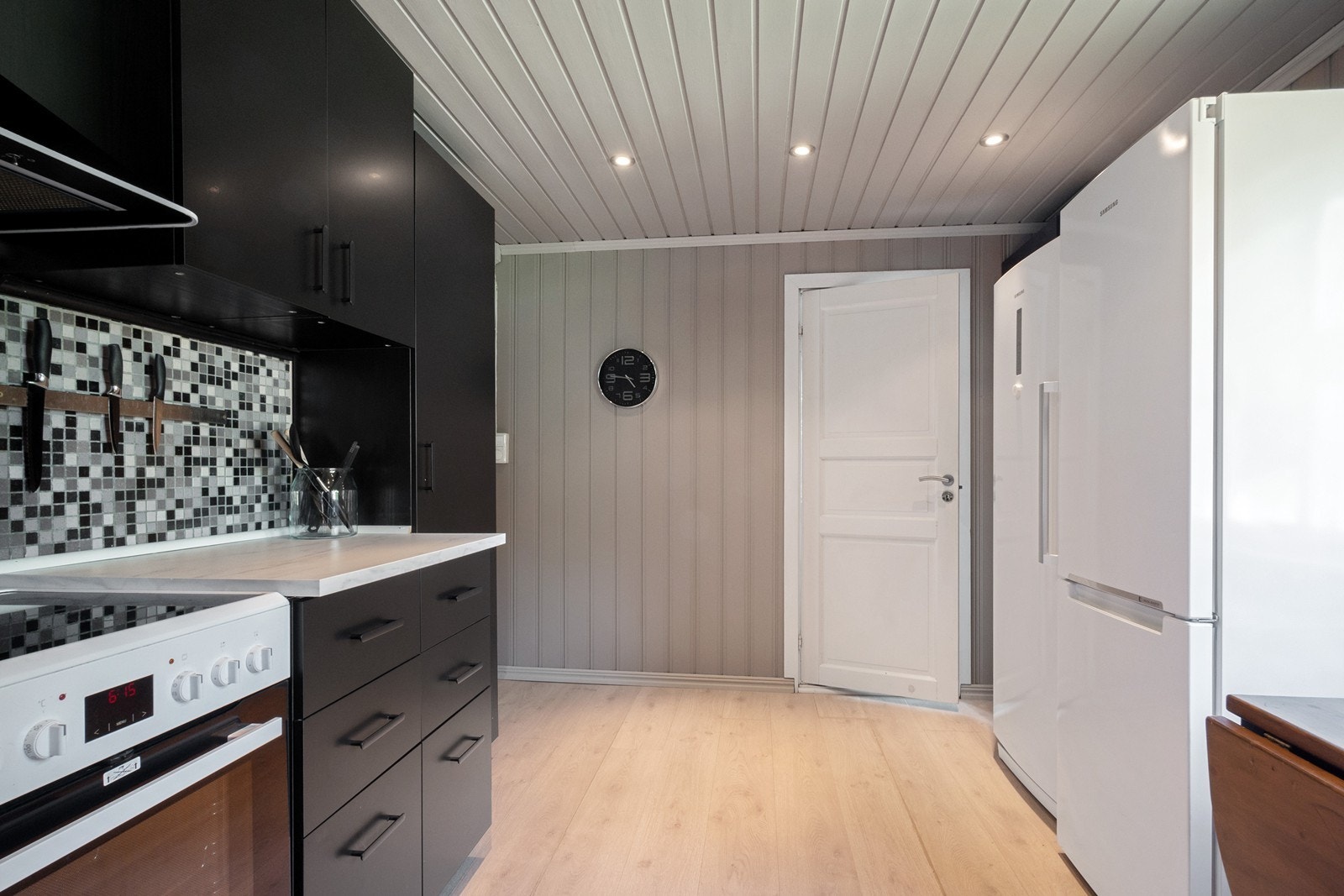 Kjøkkenrommet ligger adskilt og er romslig. Hvitevarene består av komfyr, oppvaskmaskin, kjøl/fryseskap samt fryseboks. Galleribilde