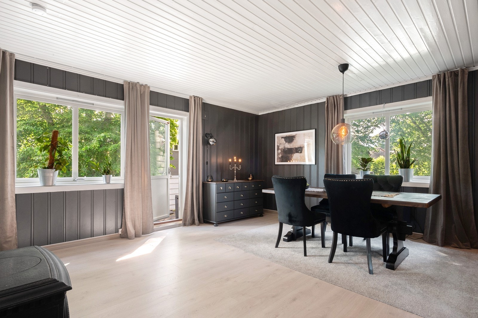 Stuens utforming gjør det enkelt å møblere med både spisestue og sofagruppe, der spisestuen er naturlig plassert. Overflatene ble malt i 2024 og det er 1-stavs laminat på gulv. Galleribilde