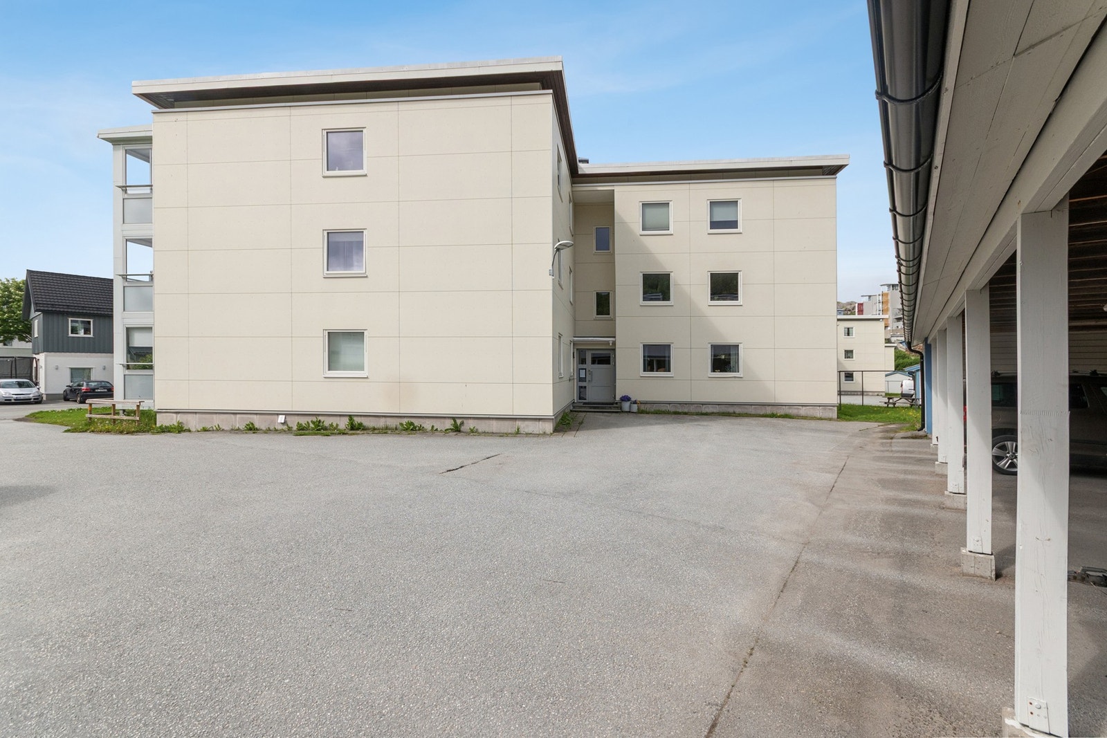 Med leiligheten følger det med utvendig Carport Galleribilde