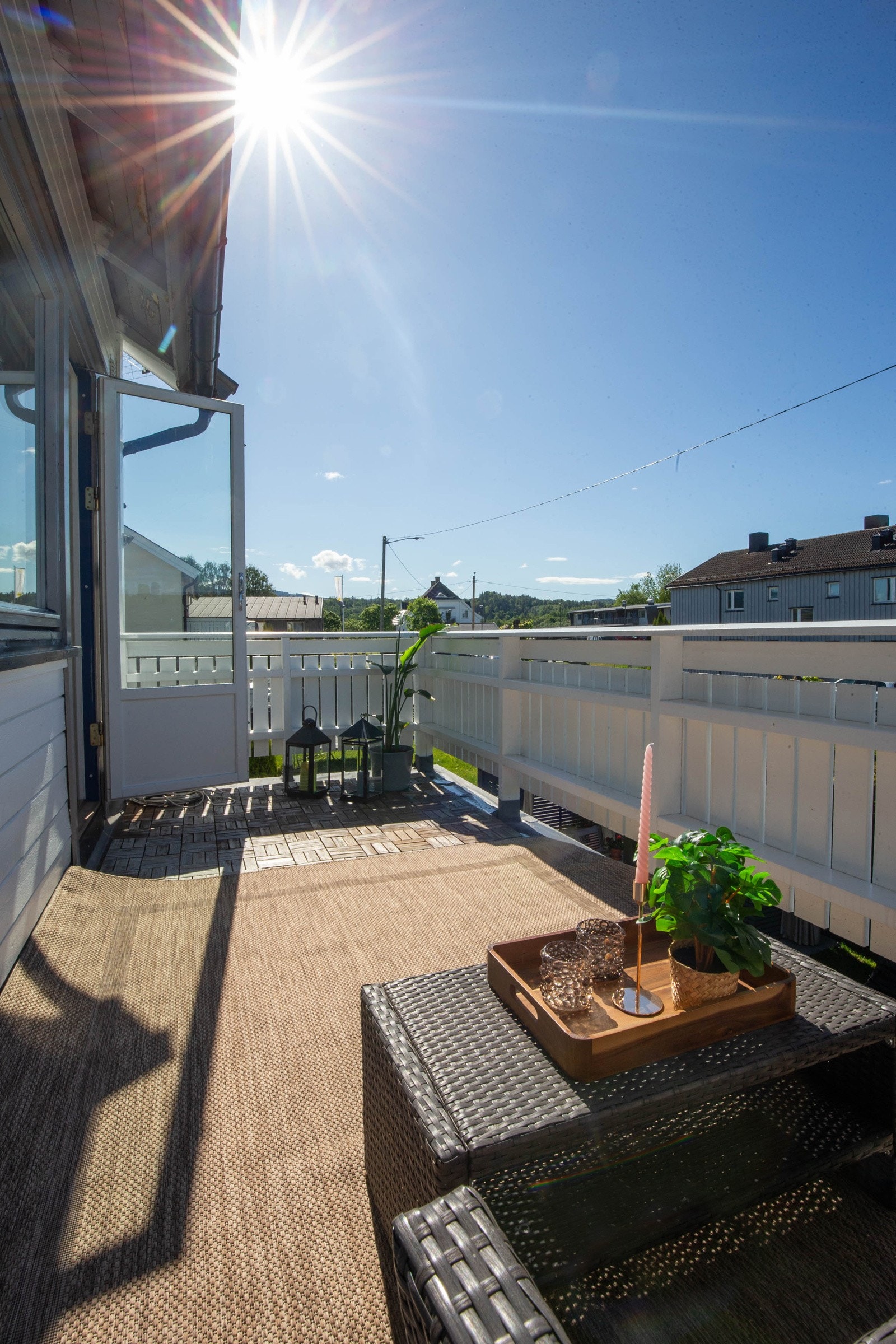 I tillegg til den solrike verandaen har man stort potensiale til å utnytte hagen som disponeres av leiligheten. Galleribilde