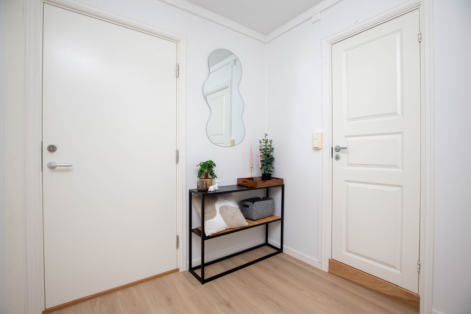 Inn i leiligheten blir du møtt av en lys og trivelig entre. Galleribilde