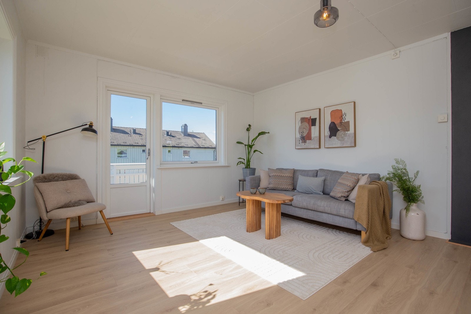 Lys og fin stue med godt med lysinnslipp. Galleribilde