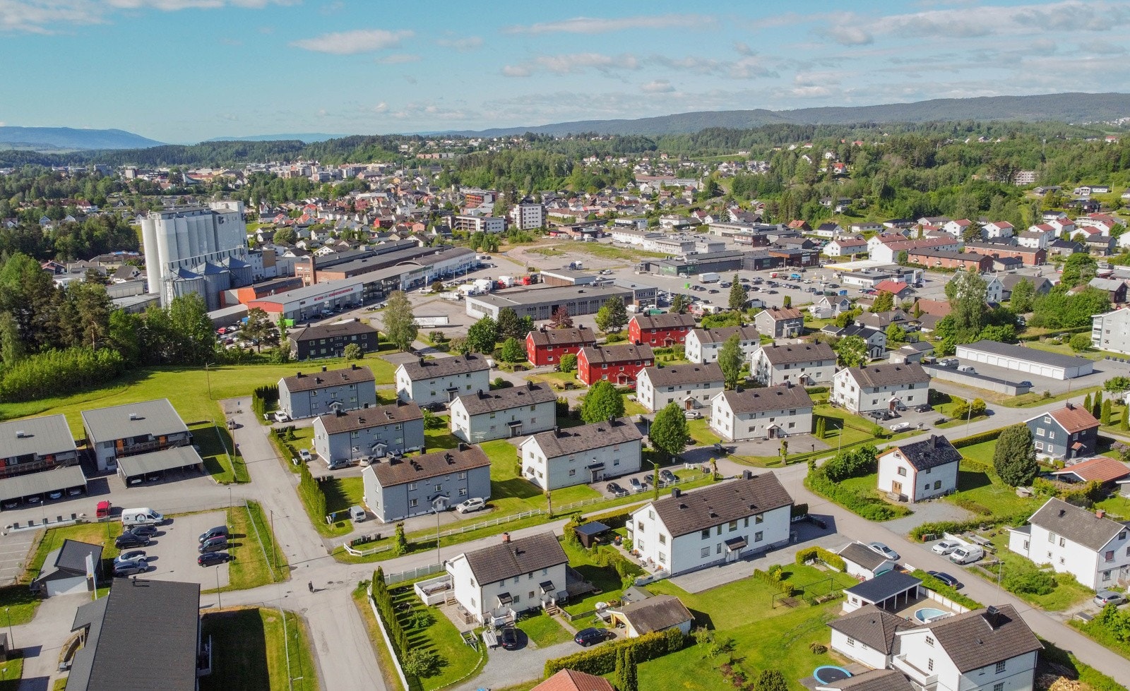 Leiligheten ligger sentralt plassert med kort avstand til Hønefoss sentrum. Leiligheten ligger i en rolig gate. Galleribilde