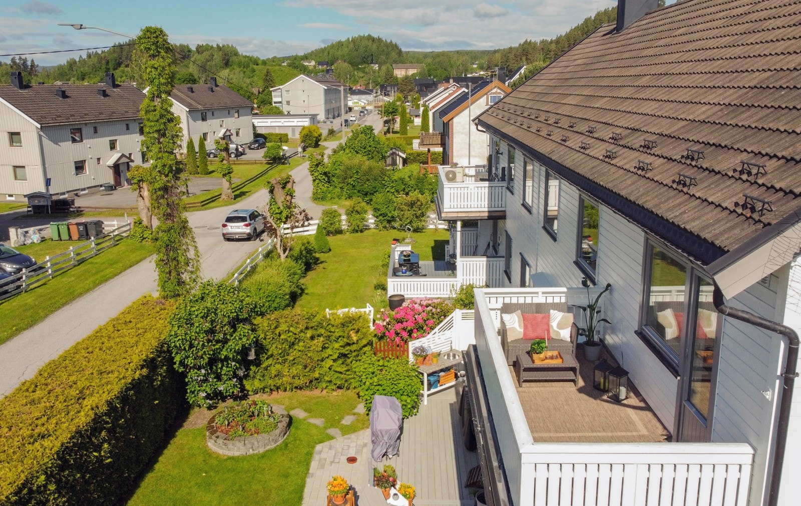 Fra verandaen har man fine sol og utsiktsforhold til en rolig gate. Galleribilde
