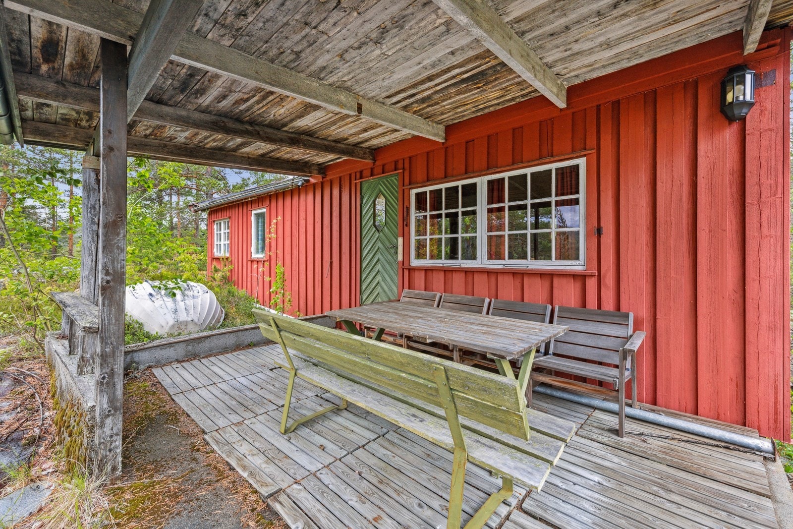Takoverbygg over terrasseplatting med utgang fra stue. Galleribilde