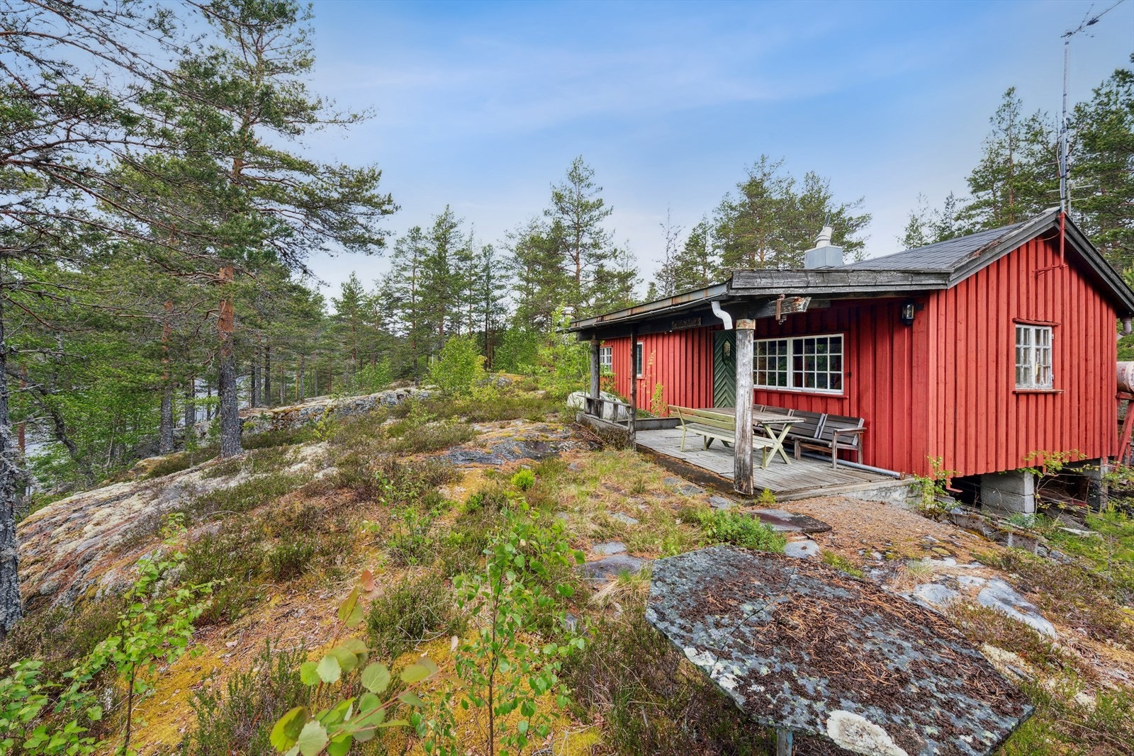 Dette er en generelt enkel fritidsbolig med lav standard, vedlikehold og påkostninger må påberegnes. Galleribilde